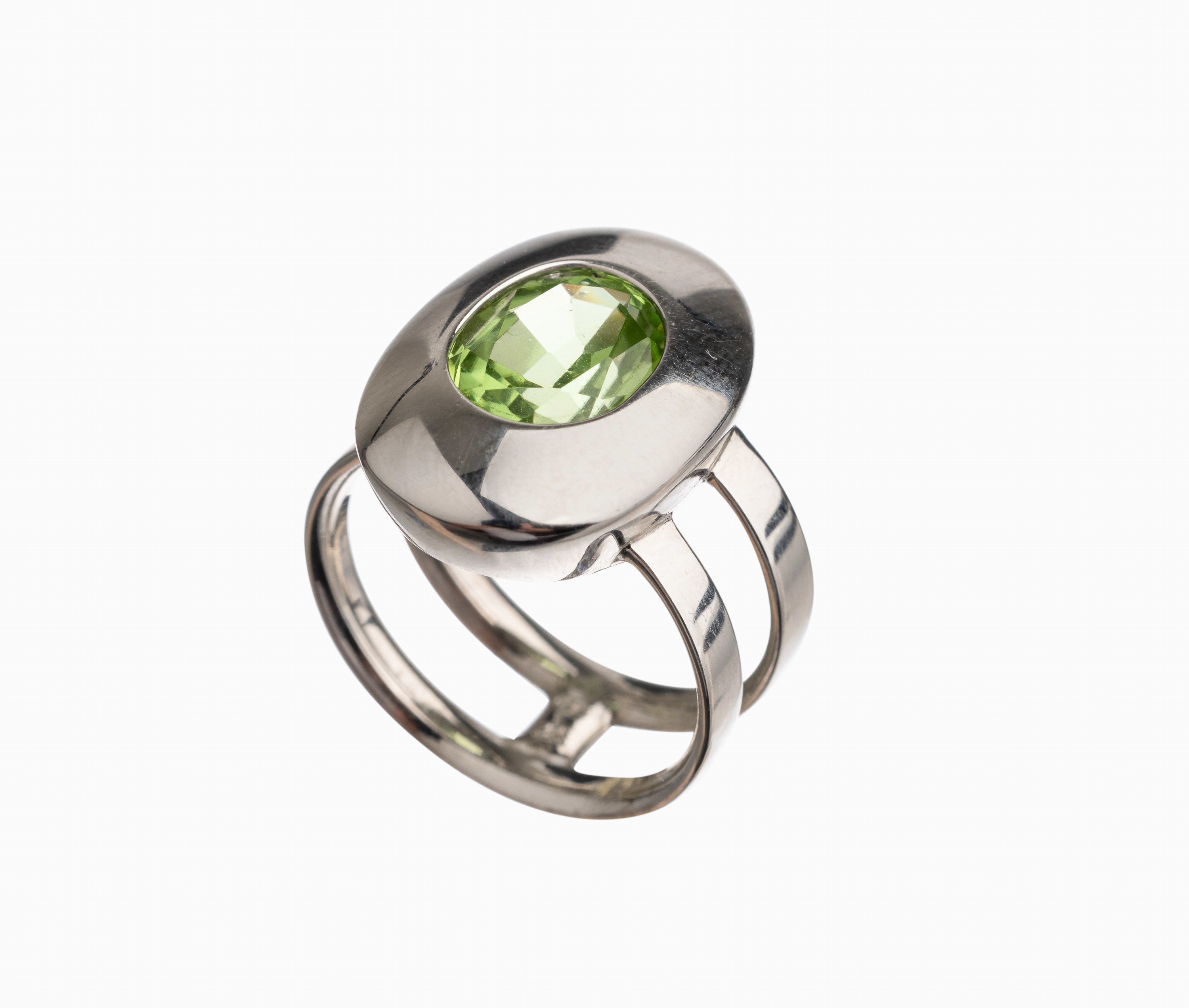 14 kt Gold Peridot Ring, WG 585/000, poliert, ovalfacett. Peridot ca. 3.90 ct, RW 53/54, total ca. 8.9 g