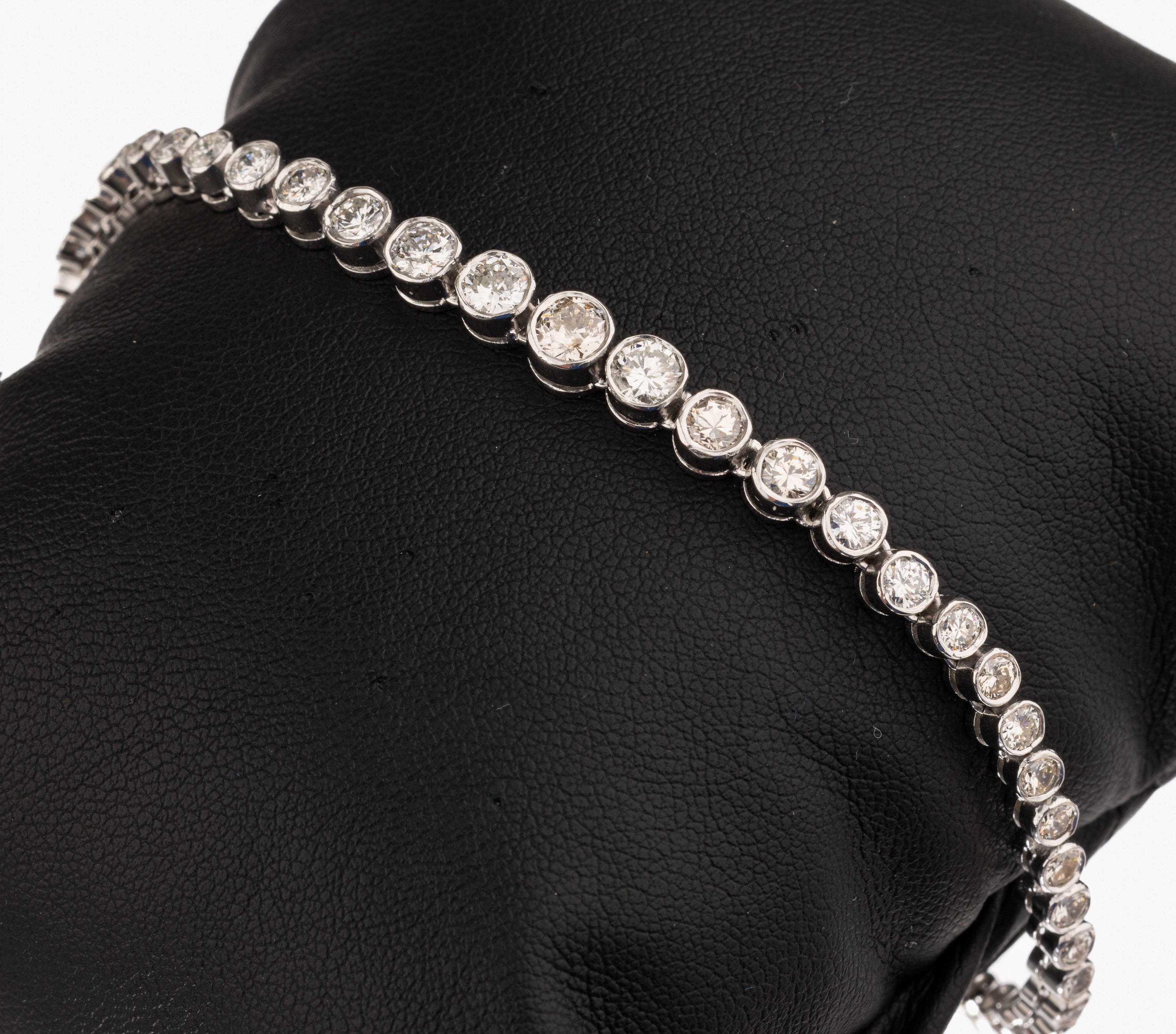 18 kt Gold Brillant Rivierearmband, WG 750/000, 49 Brillanten im Größenverlauf zus. ca. 4.10 ct Weiß-get. Weiß/si-p1, total ca. 11.9 g, L ca. 18 ...