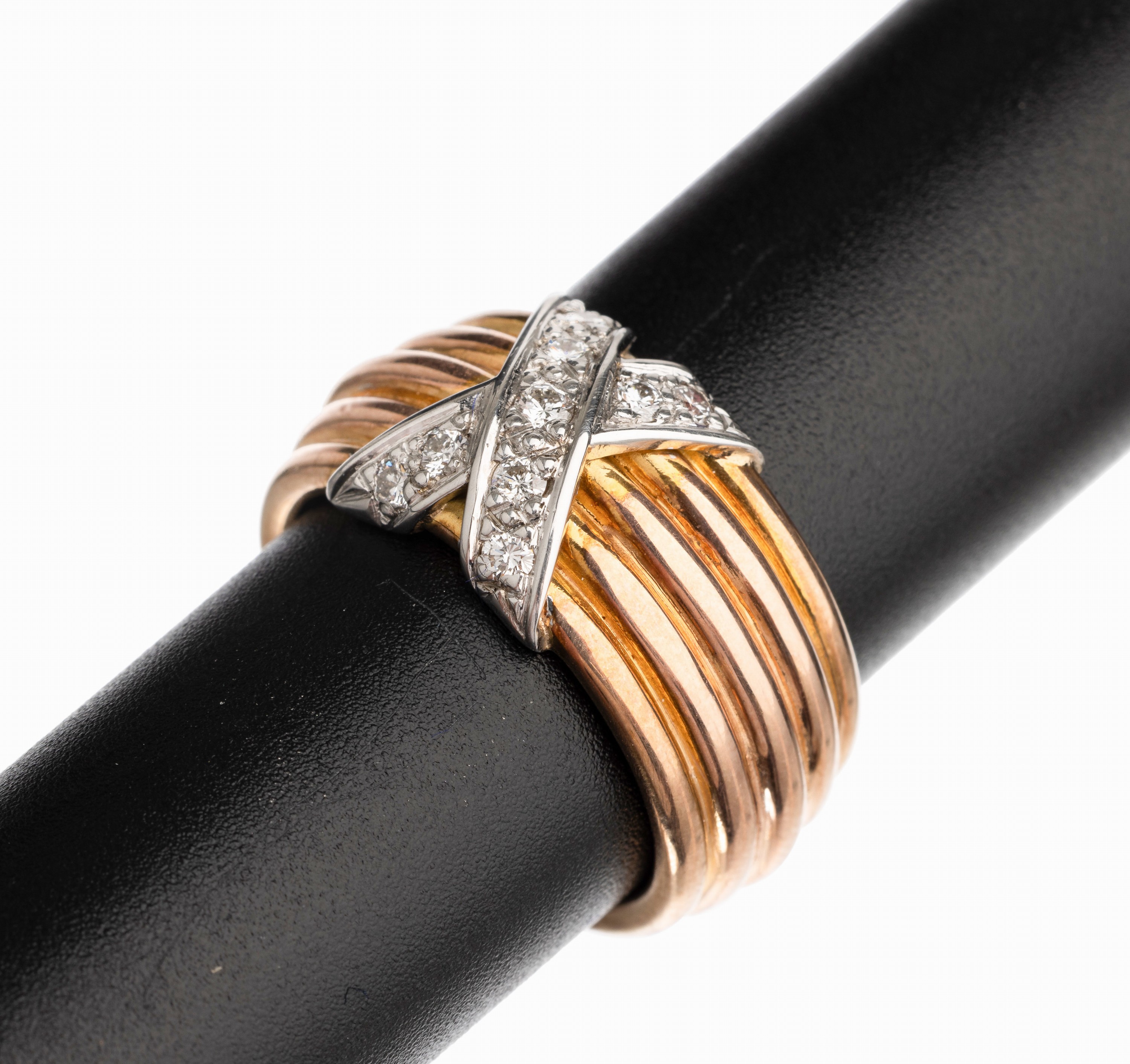 14 kt Gold Brillant Ring, GG/WG 585/000, 9 Brillanten zus. ca. 0.30 ct feines Weiß/vs, RW57/58, total ca. 14.3 g