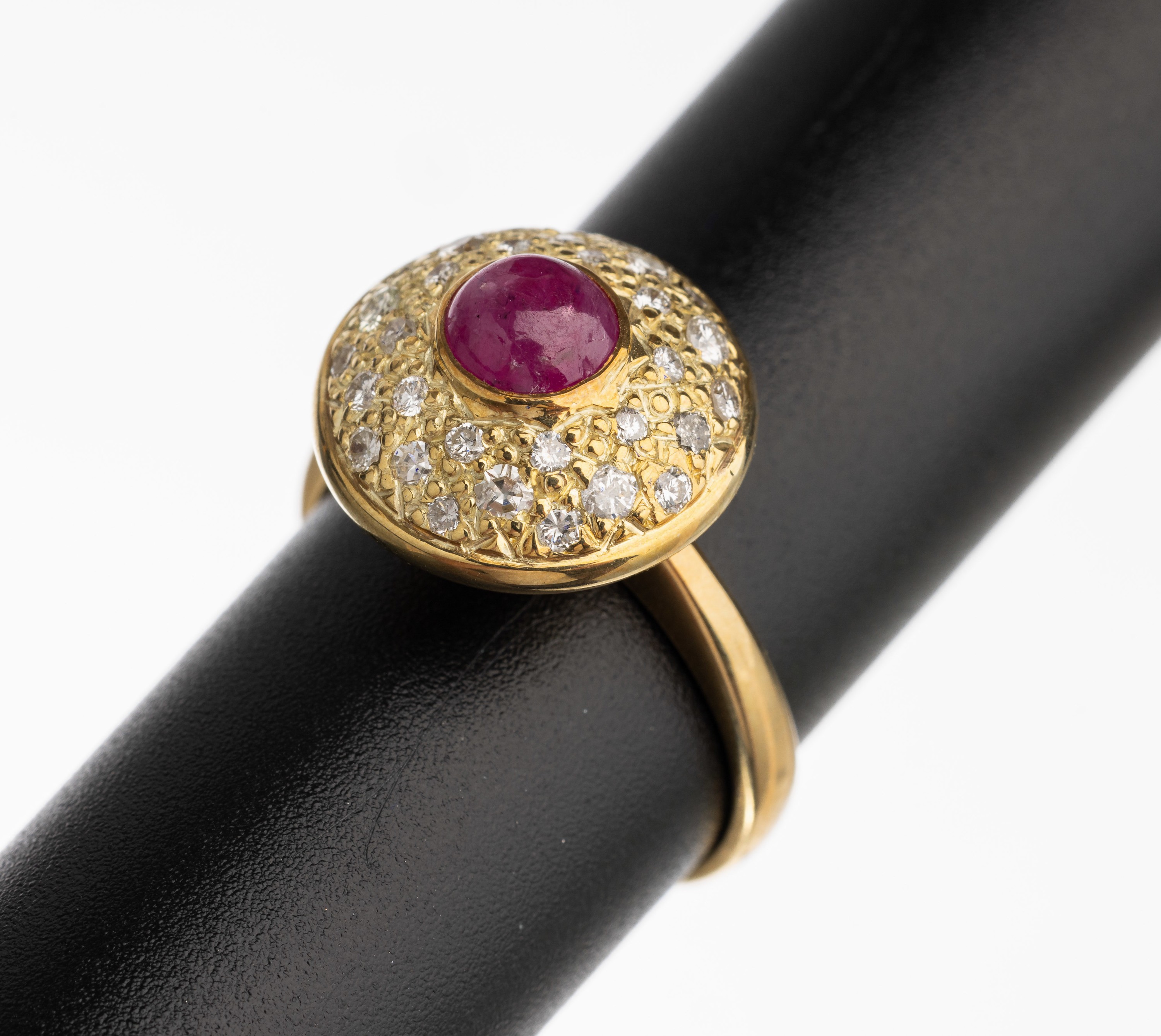 14 kt Gold Rubin Brillant Ring, GG 585/000,Rubin-Cabochon ca. 0.90 ct, 28 Brillanten zus.ca. 0.30 ct Weiß/si-p 1, RW 53, total ca. 6.2 g