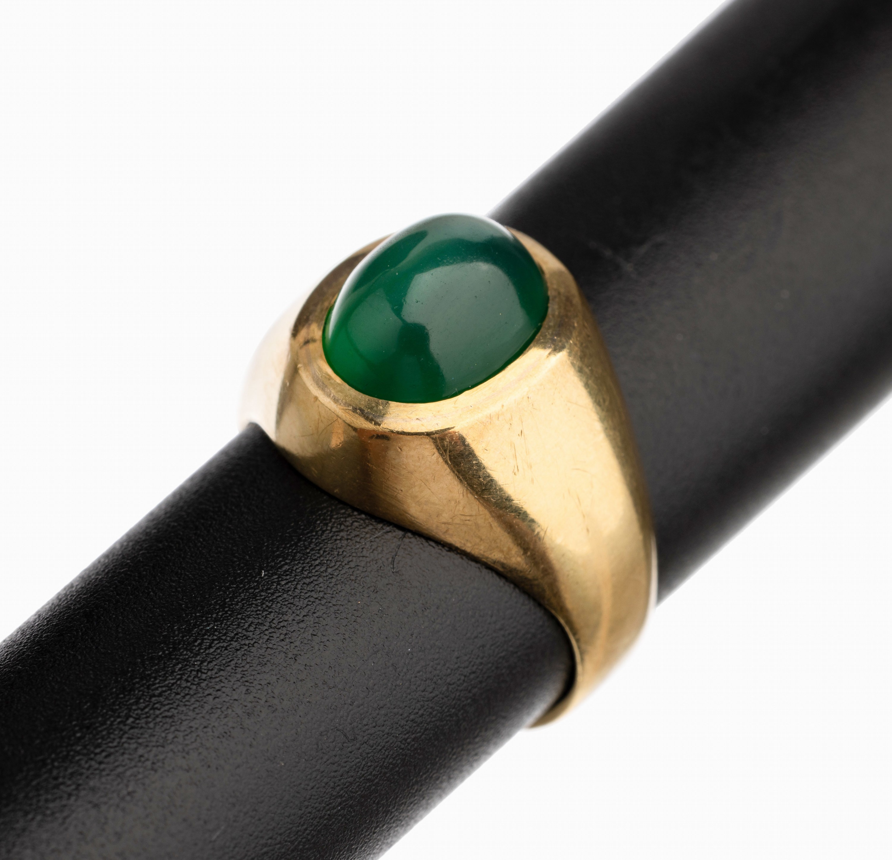 14 kt Gold Chalcedon Ring, GG 585/000, grünes Chalcedon-Cabochon, RW 51, total ca. 5.4 g