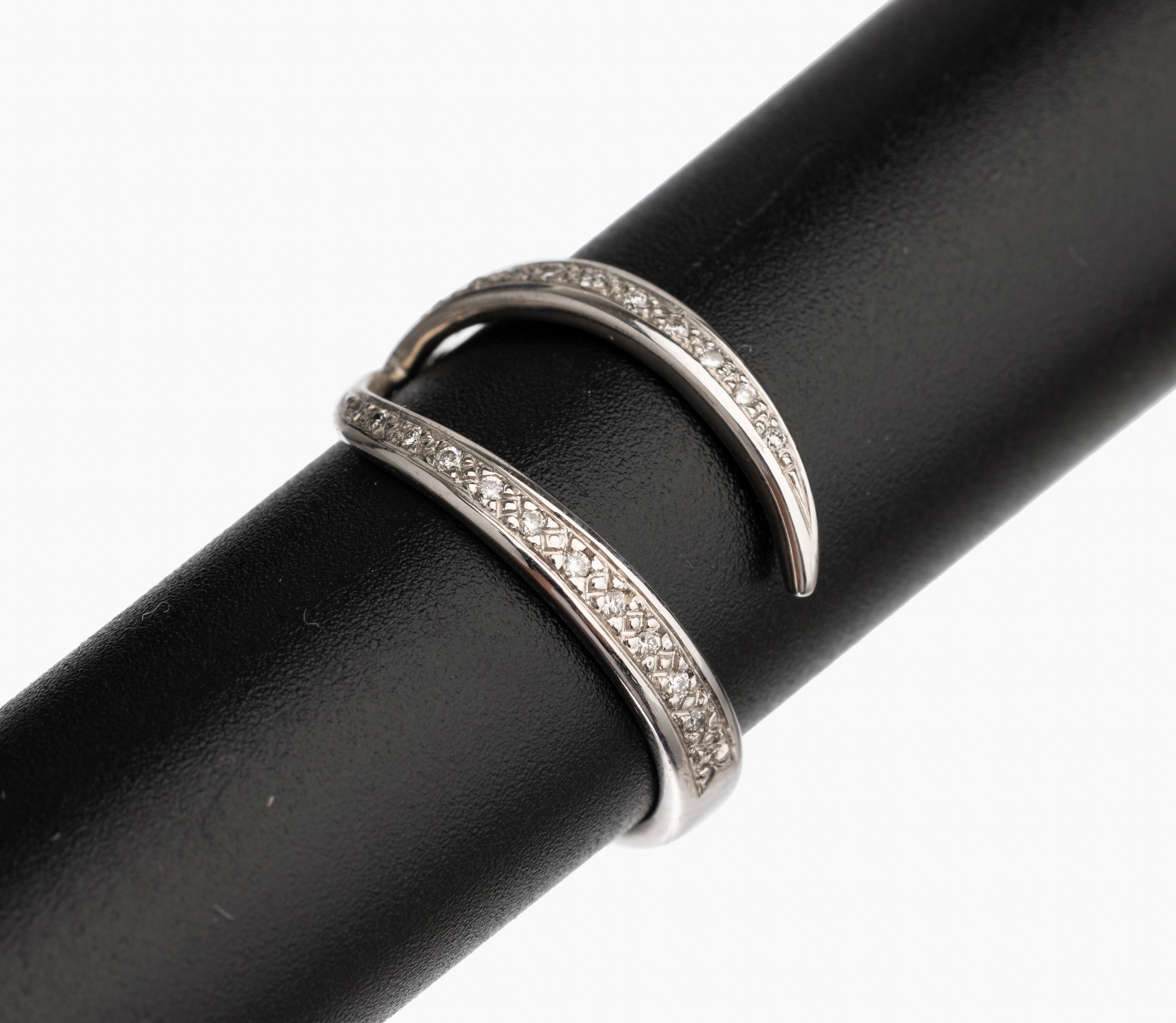 14 kt Gold Brillant Ring, WG 585/000, 24 Brillanten zus. ca. 0.15 ct feines Weiß/vs, RW57, total ca. 4.8 g
