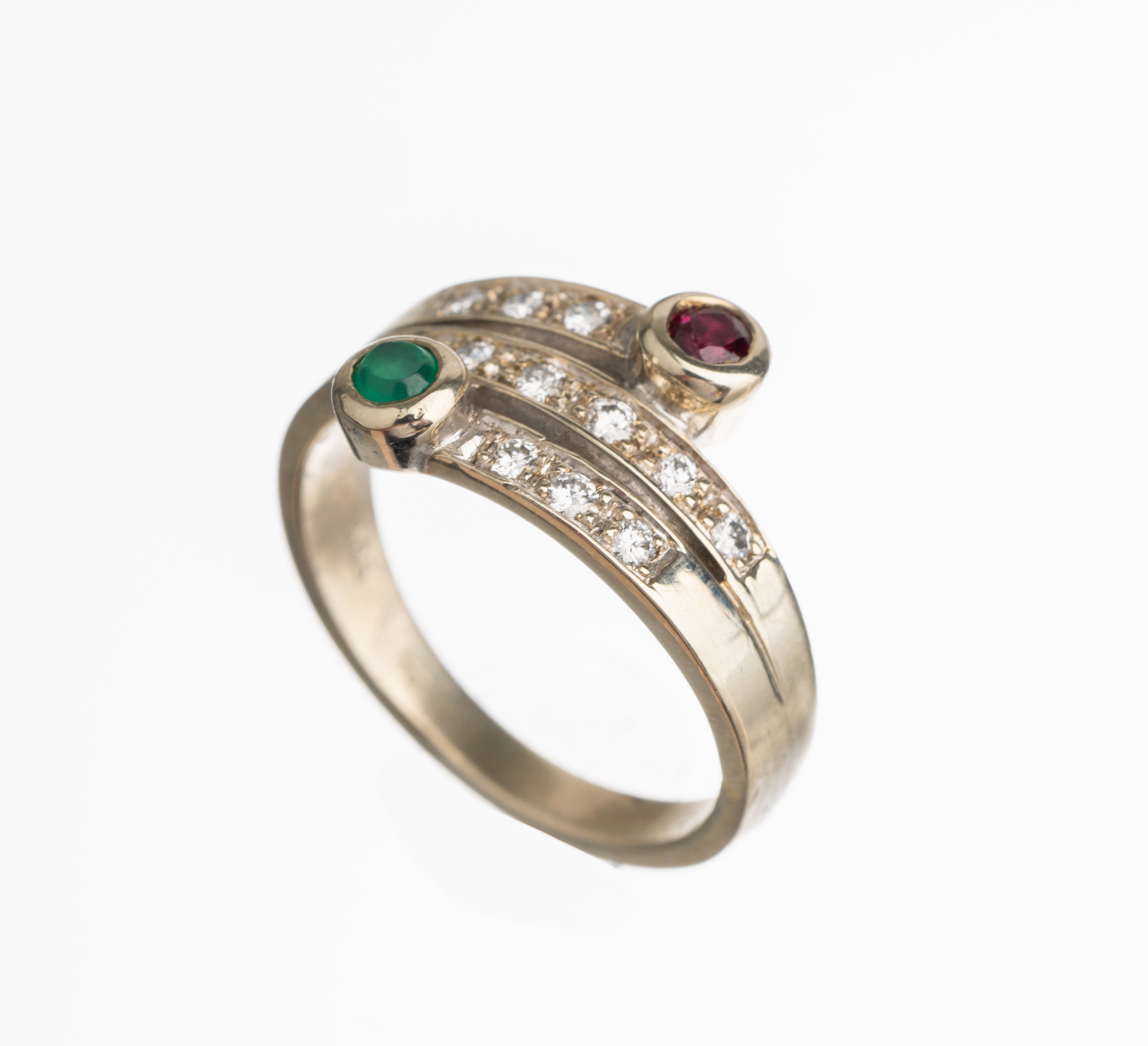 14 kt Gold Farbstein Brillant Ring, GG/WG 585/000, 1 rundfacett. grüner Achat und 1 Rubin zus. ca. 0.15 ct, 13 Brillanten zus. ca. 0.26 ct ...