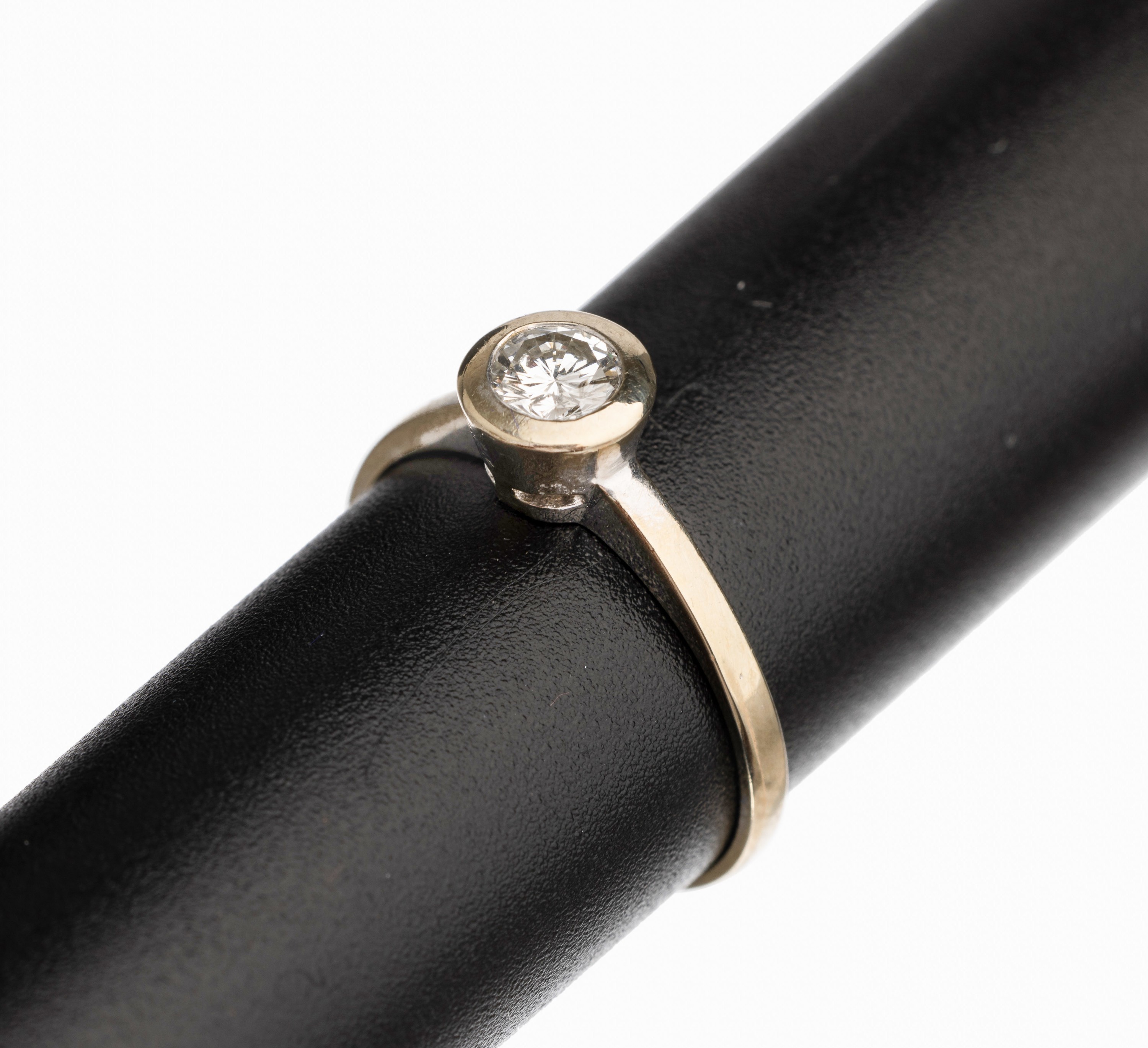 14 kt Gold Brillant Solitär Ring, WG 585/000, 1 Brillant ca. 0.30 ct l. get. Weiß/p 1, RW 53, total ca. 2.3 g