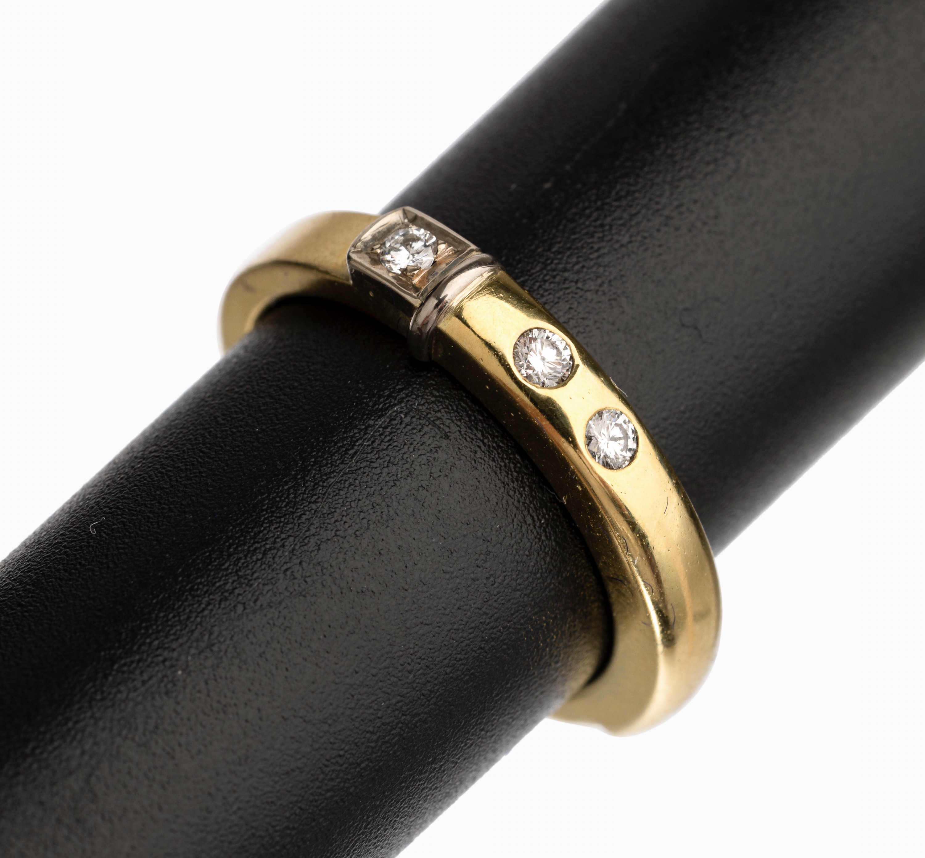 14 kt Gold Brillant Ring, GG 585/000, 3 Brillanten zus. ca.0.15 ct feines Weiß/vs, RW 57, total ca. 7.0 g