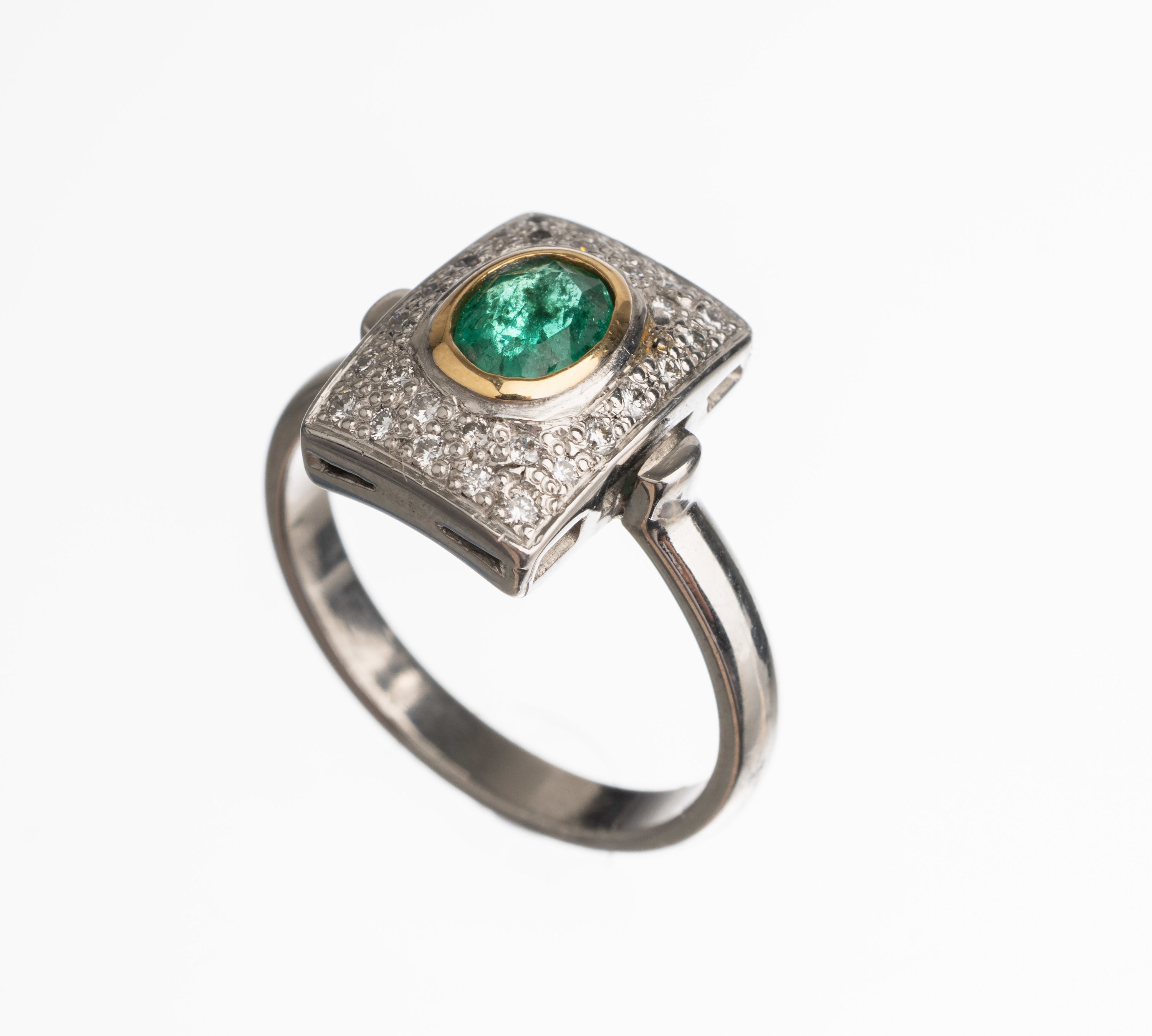 14 kt Gold Smaragd Brillant Ring, WG 585/000, in GG gefasster, ovalfacett. Smaragd ca. 0.52 ct, 22 Brillanten zus. ca. 0.23 ct Weiß/si, RW 55, ...
