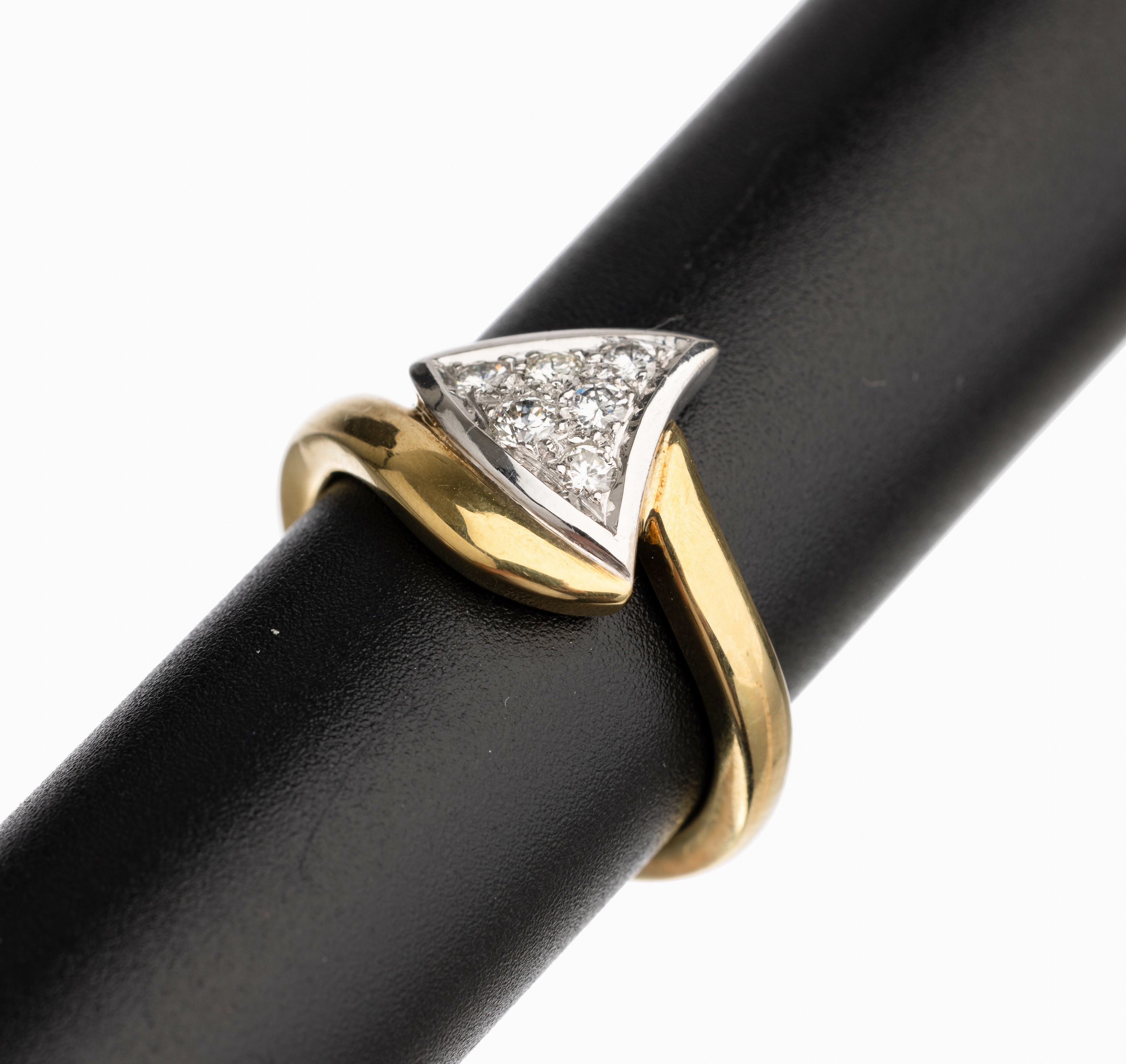 14 kt Gold Brillant Ring, GG/WG 585/000, 6 Brillanten zus. ca. 0.30 ct feines Weiß/vs, RW58, total ca. 8.2 g