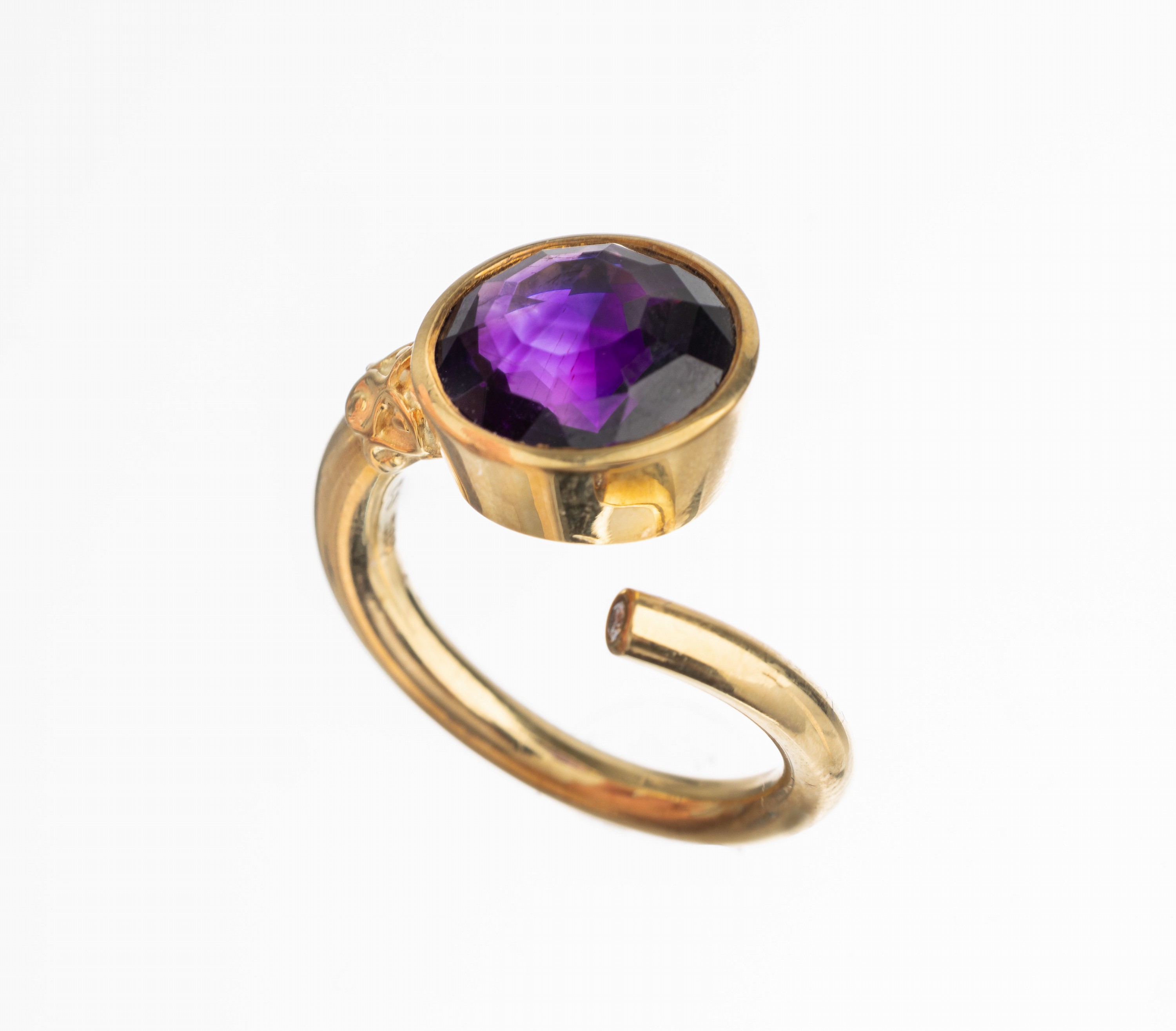 14 kt Gold Amethyst Brillant Ring, GG 585/000, Ringschiene versetzt offen gestaltet, rundfacett. Amethyst ca. 6.00 ct, 1 Brillant ca. 0.02 ct feines ...