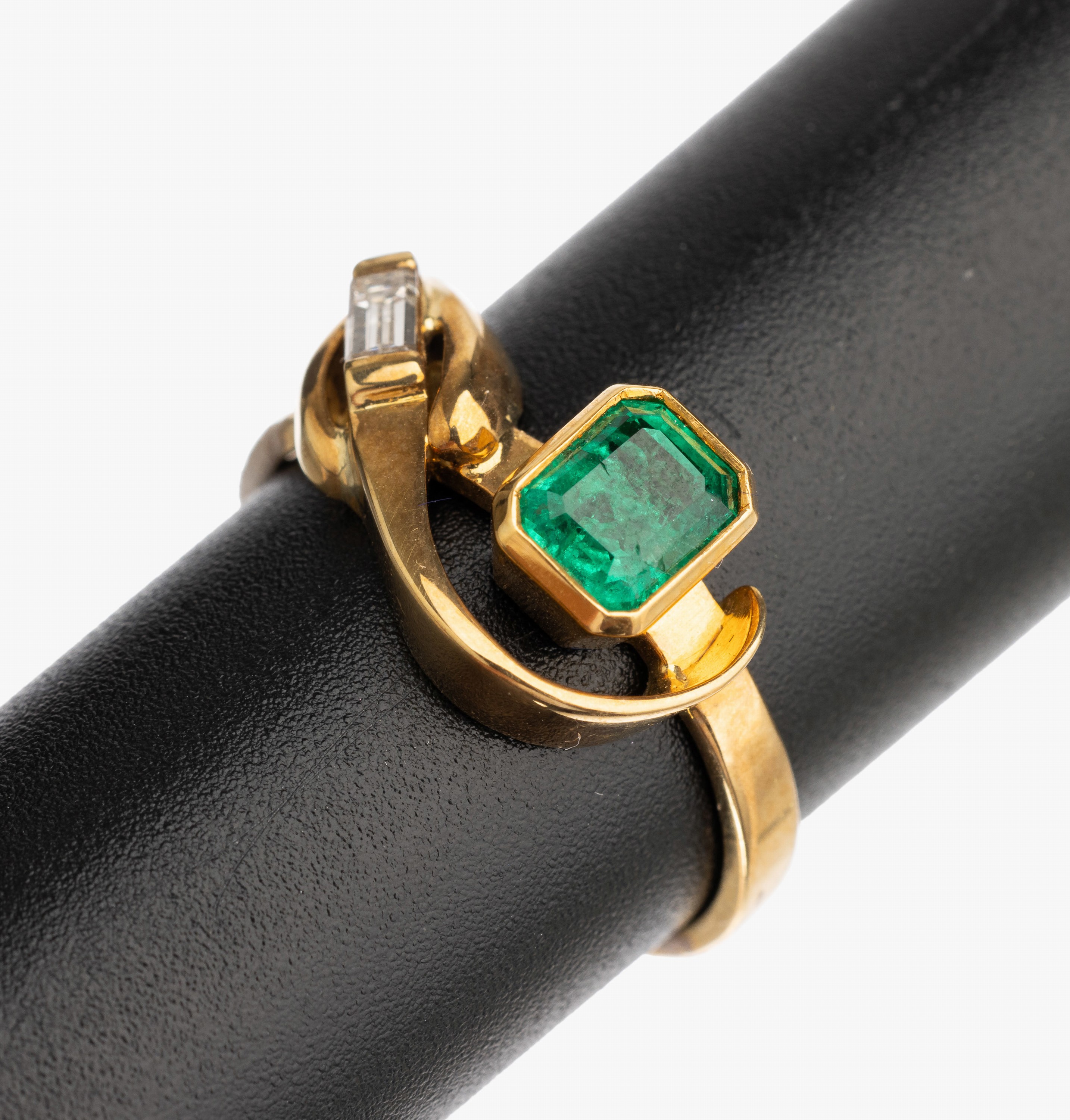 18 kt Gold Smaragd Brillant Ring, Smaragd im Emerald Cut ca. 0.65 ct, 1 Diamant-Baguette ca. 0.12 ct Weiß/si, RW 52.5,total ca. 4.4 g