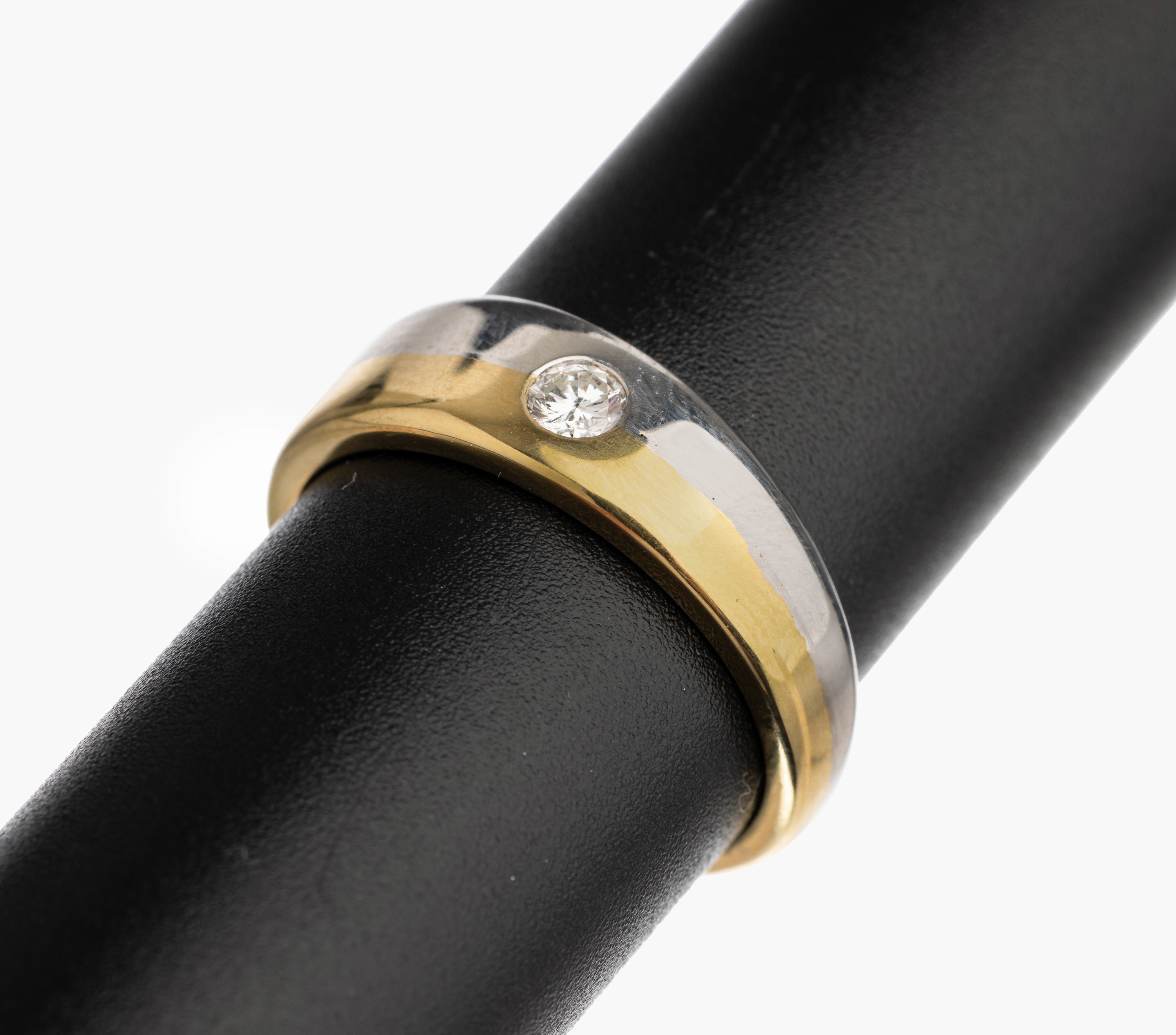 14 kt Gold Brillant Ring, GG/WG 585/000, 1 Brillant ca. 0.15 ct feines Weiß/vs, RW 58.5, total ca. 7.3 g