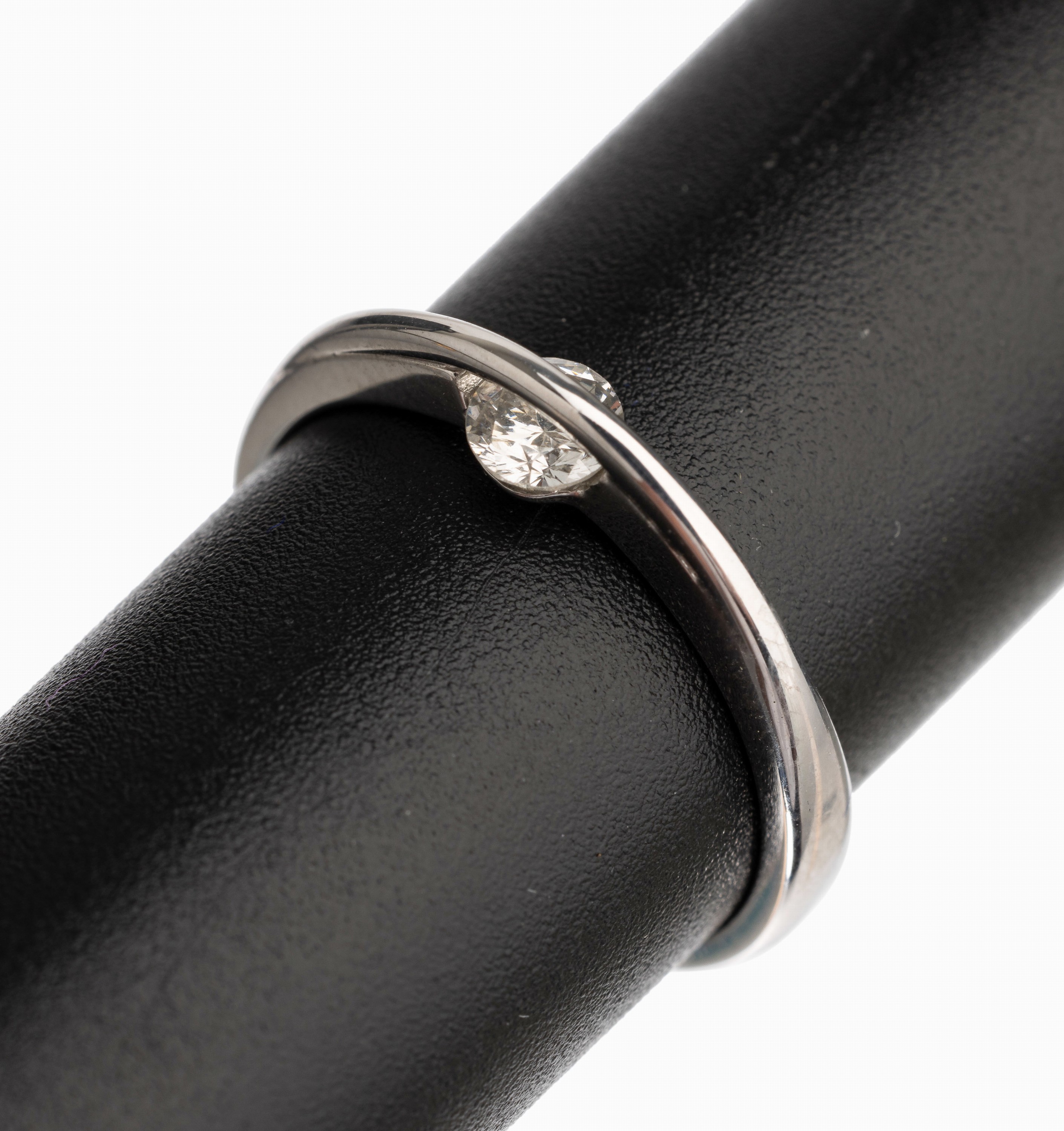 14 kt Gold Brillant Ring, WG 585/000, beweglich gefasster Brillant ca. 0.25 ct l.get.Weiß/vs, RW 54, total ca. 3.0g