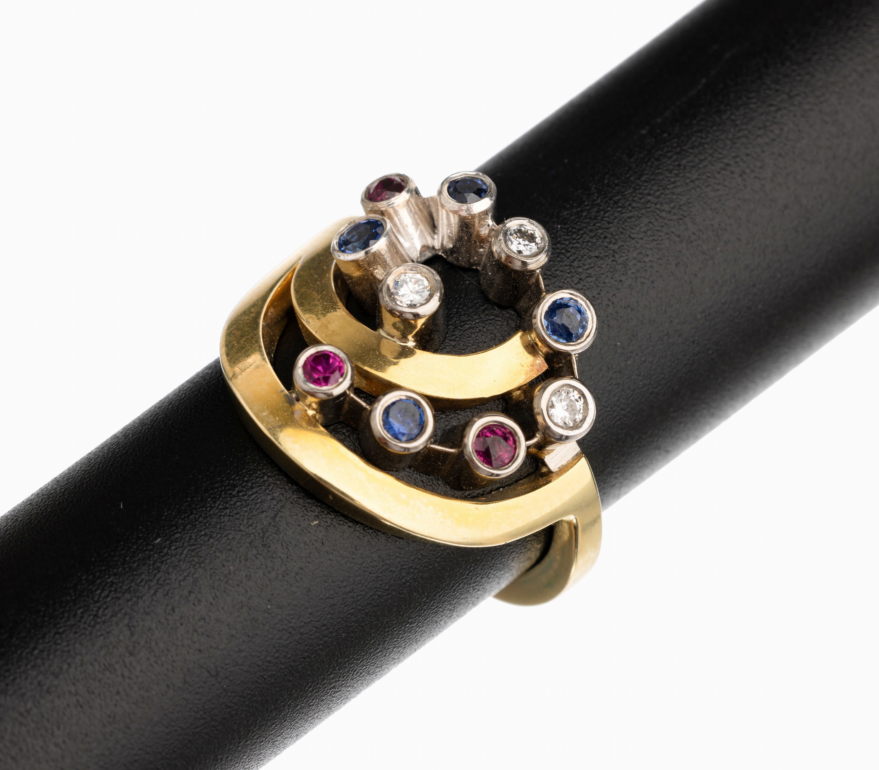14 kt Gold Farbstein Brillant Ring, GG/WG 585/000, 4 rundfacett. Saphire zus. ca. 0.38 ct, 3 rundfacett. Rubine zus. ca. 0.21 ct, 3 Brillanten zus. ...