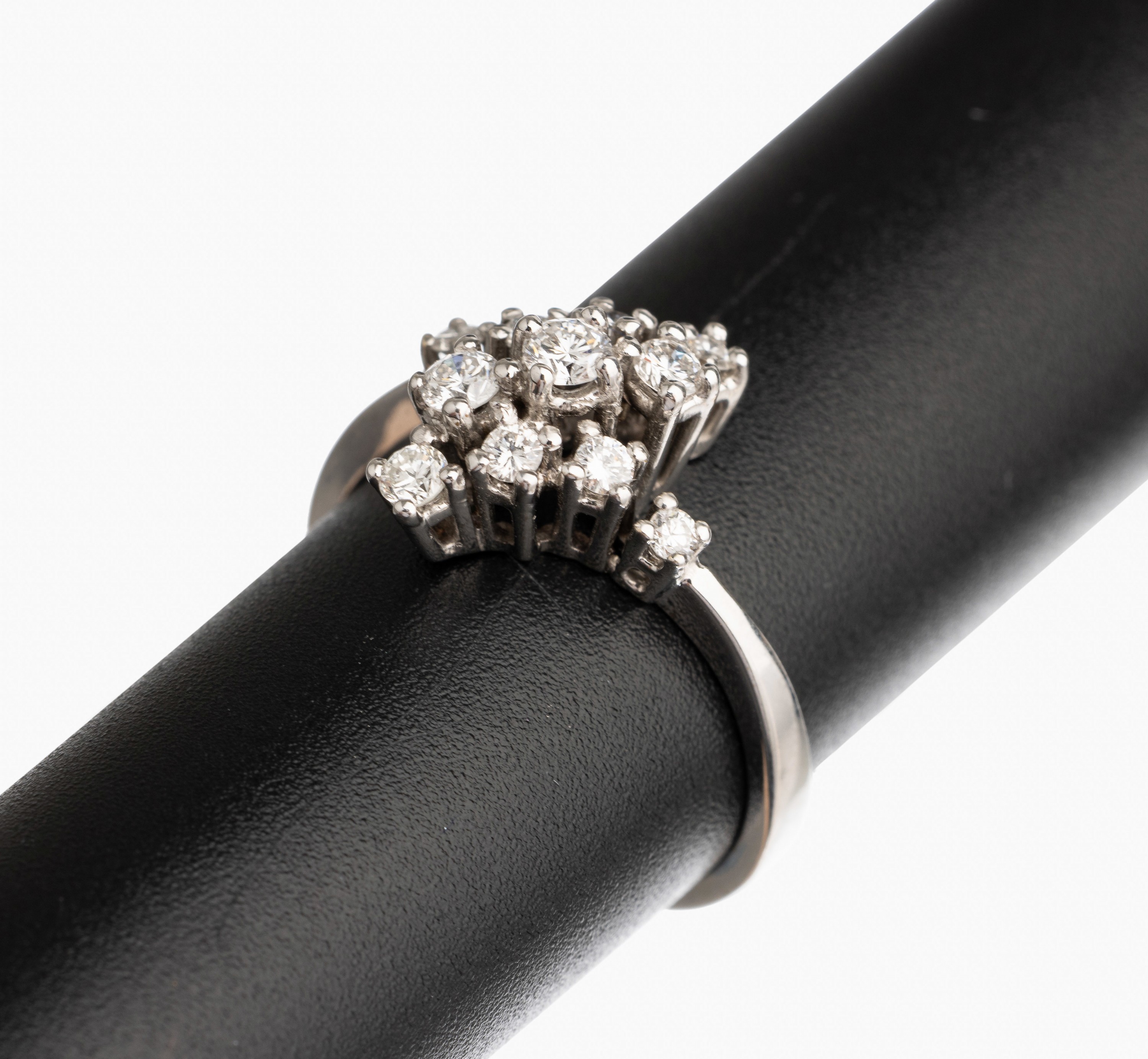 14 kt Gold Brillant Ring, WG 585/000, 11 Brillanten zus. ca. 0.50 ct feines Weiß/vs, RW55, total ca. 3.7 g