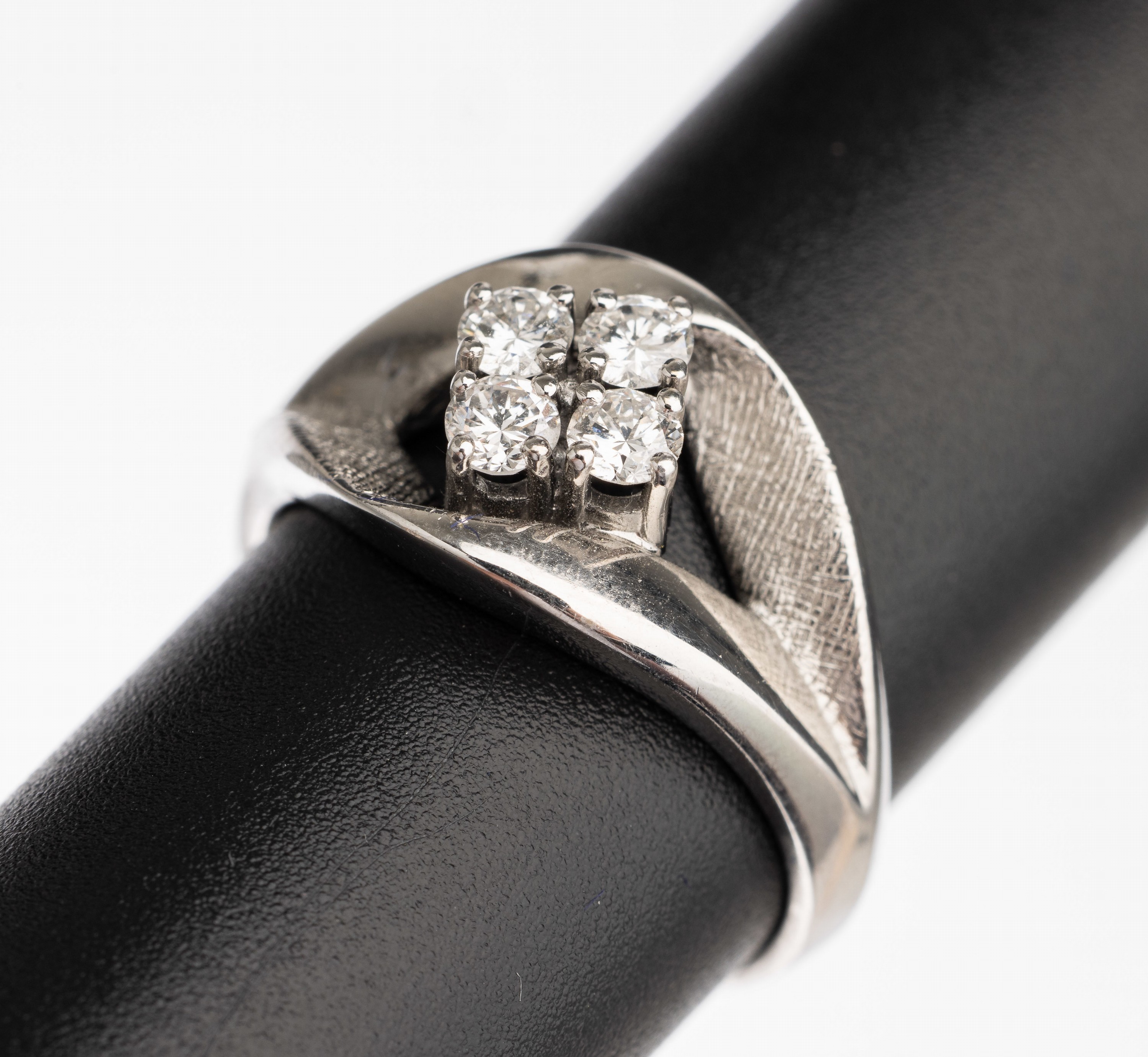 14 kt Gold Brillant Ring, WG 585/000, teilstrukturiert, 4 Brillanten zus. ca. 0.40 ct feines Weiß/vs, RW 53, total ca. 6.5 g