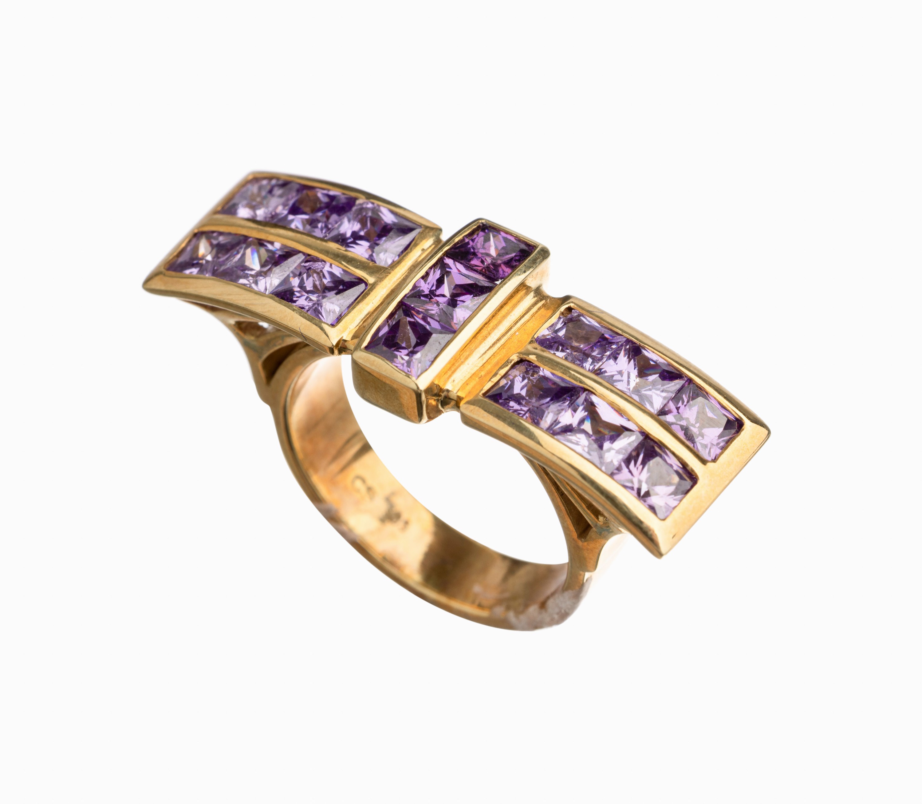 14 kt Gold Amethyst Designerring, GG 585/000, stil. Schleifenform, 15 Amethyst- Carrees im modifizierten Princess-Cut zus. ca.10.00 ct, RW 57, total ...