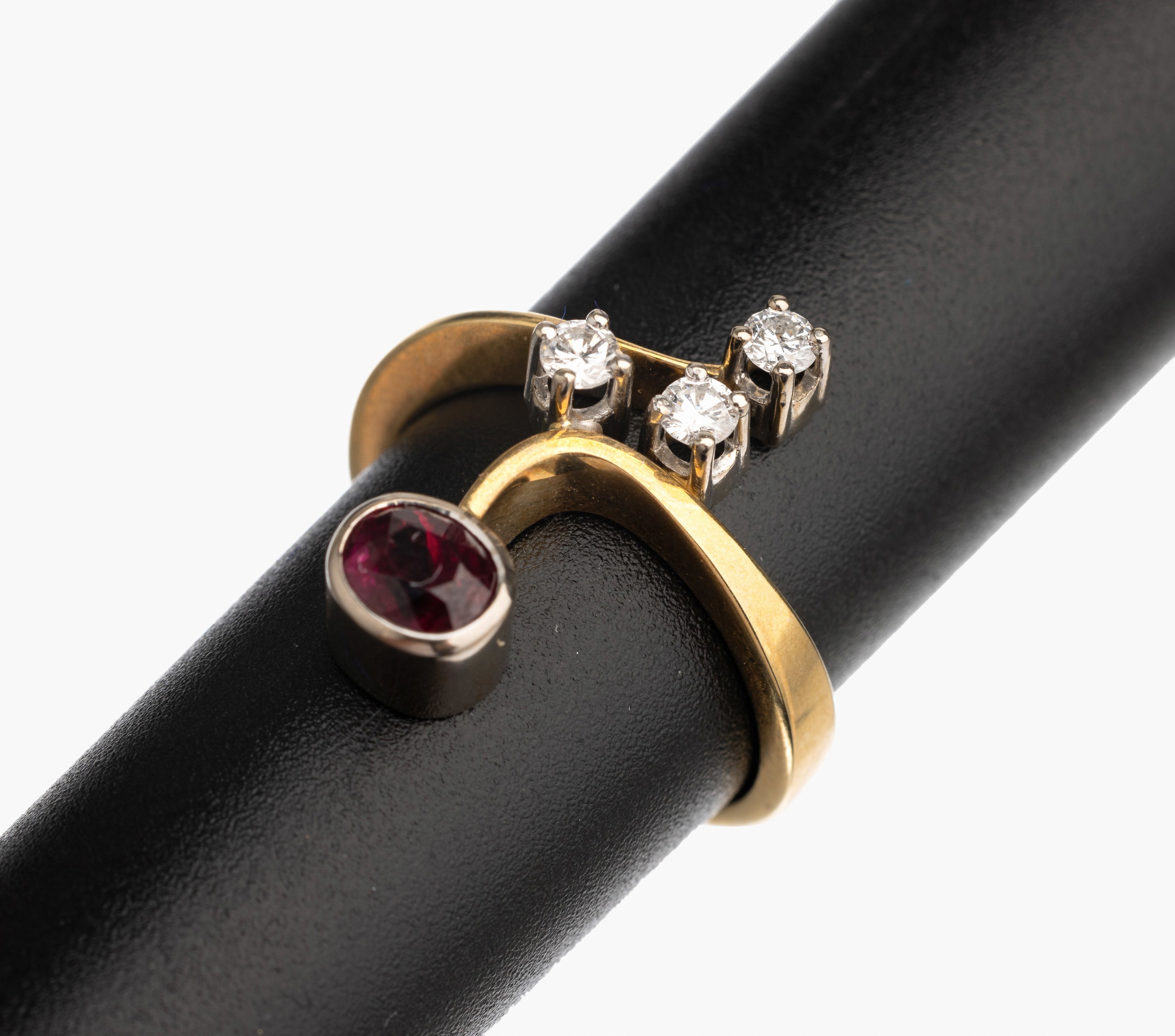 14 kt Gold Rubin Brillant Ring, GG/WG 585/000, 1 ovalfacett. Rubin ca. 0.80 ct, 3 Brillanten zus. ca. 0.20 ct Weiß/si, total ca.4.7 g, RW 51