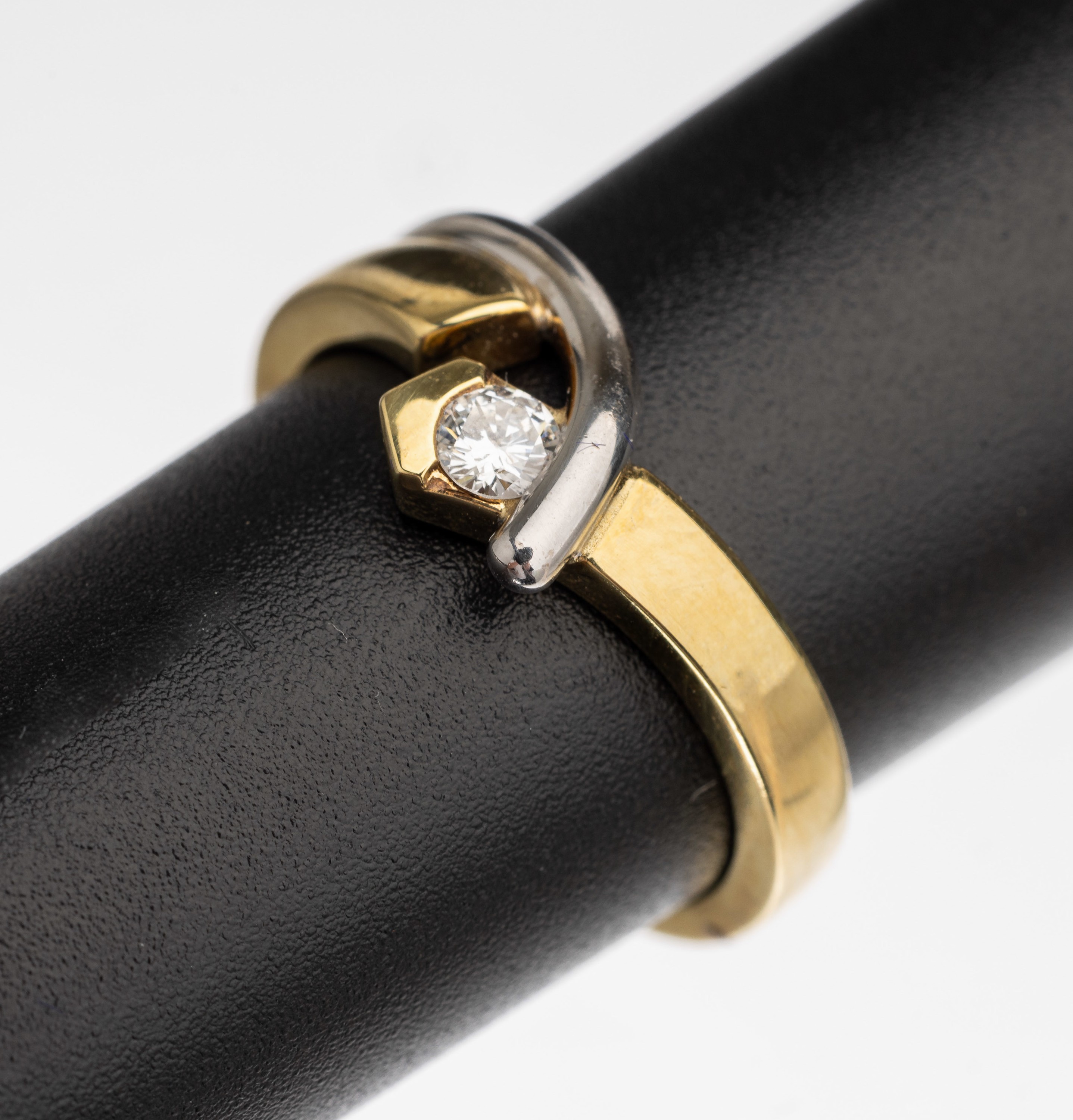 14 kt Gold Brillant Ring, GG/WG 585/000, 1 Brillant ca. 0.12 ct feines Weiß/vs, RW 53, total ca. 4.7 g