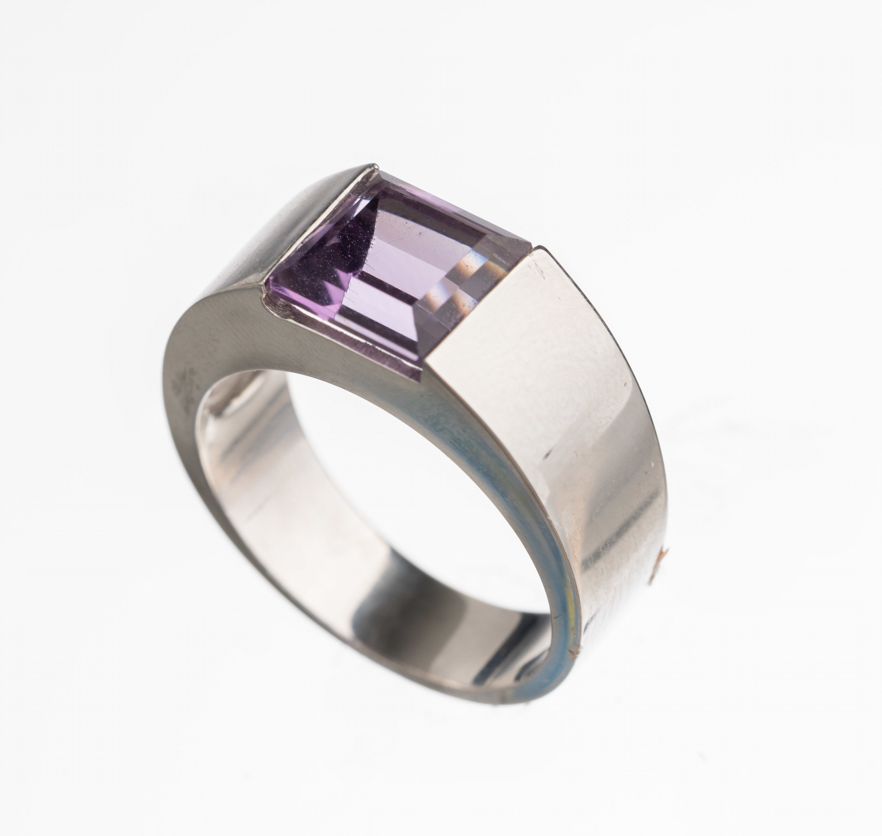 14 kt Gold Amethyst Ring, WG 585/000, Amethyst-Rechteck ca. 2.0 ct, RW 55, total ca.7.7 g