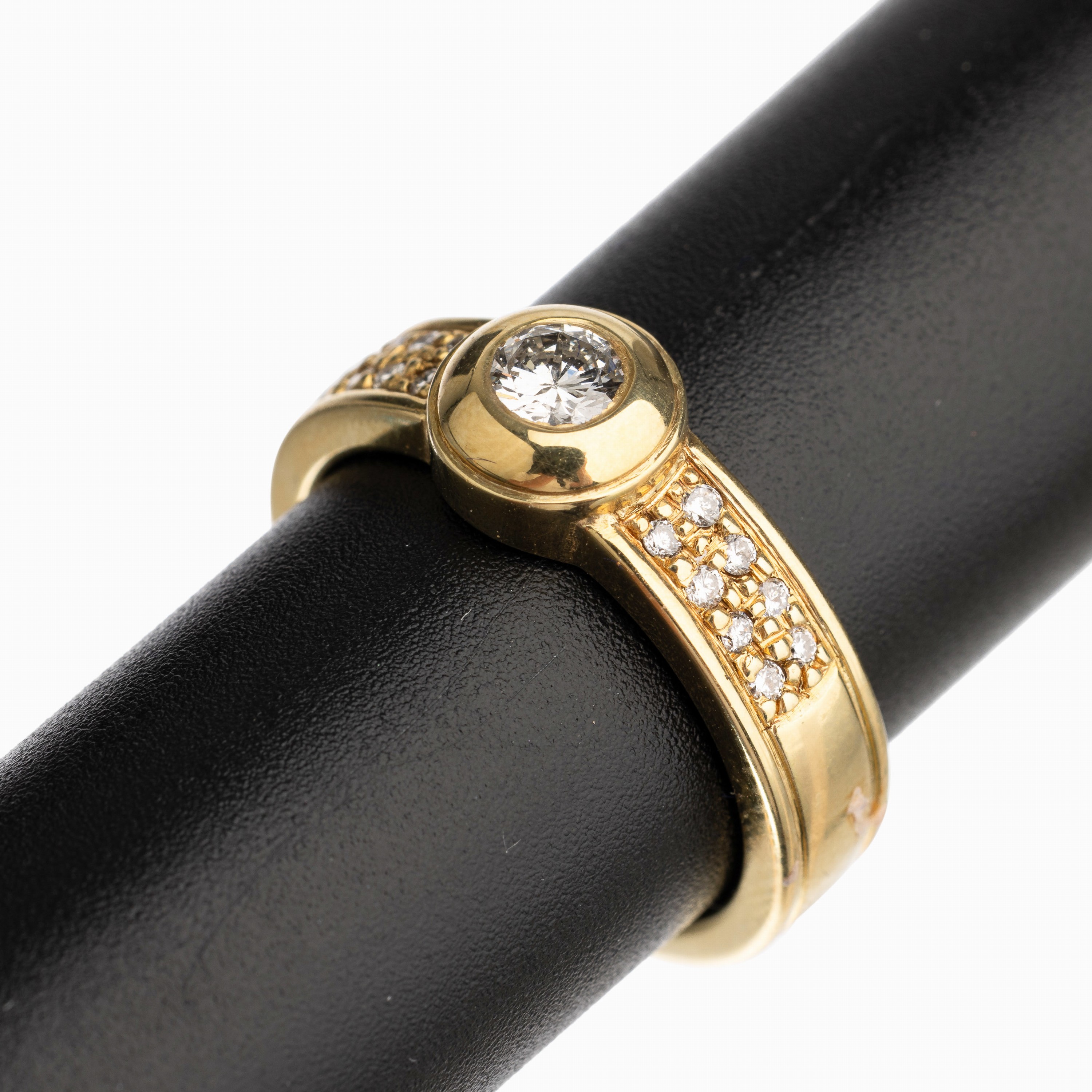 14 kt Gold Brillant Ring, GG 585/000, 1 Brillant ca. 0.15 ct, 16 Brillanten zus. ca. 0.30 ct feines Weiß/vs, RW 57, total ca. 9.8 g