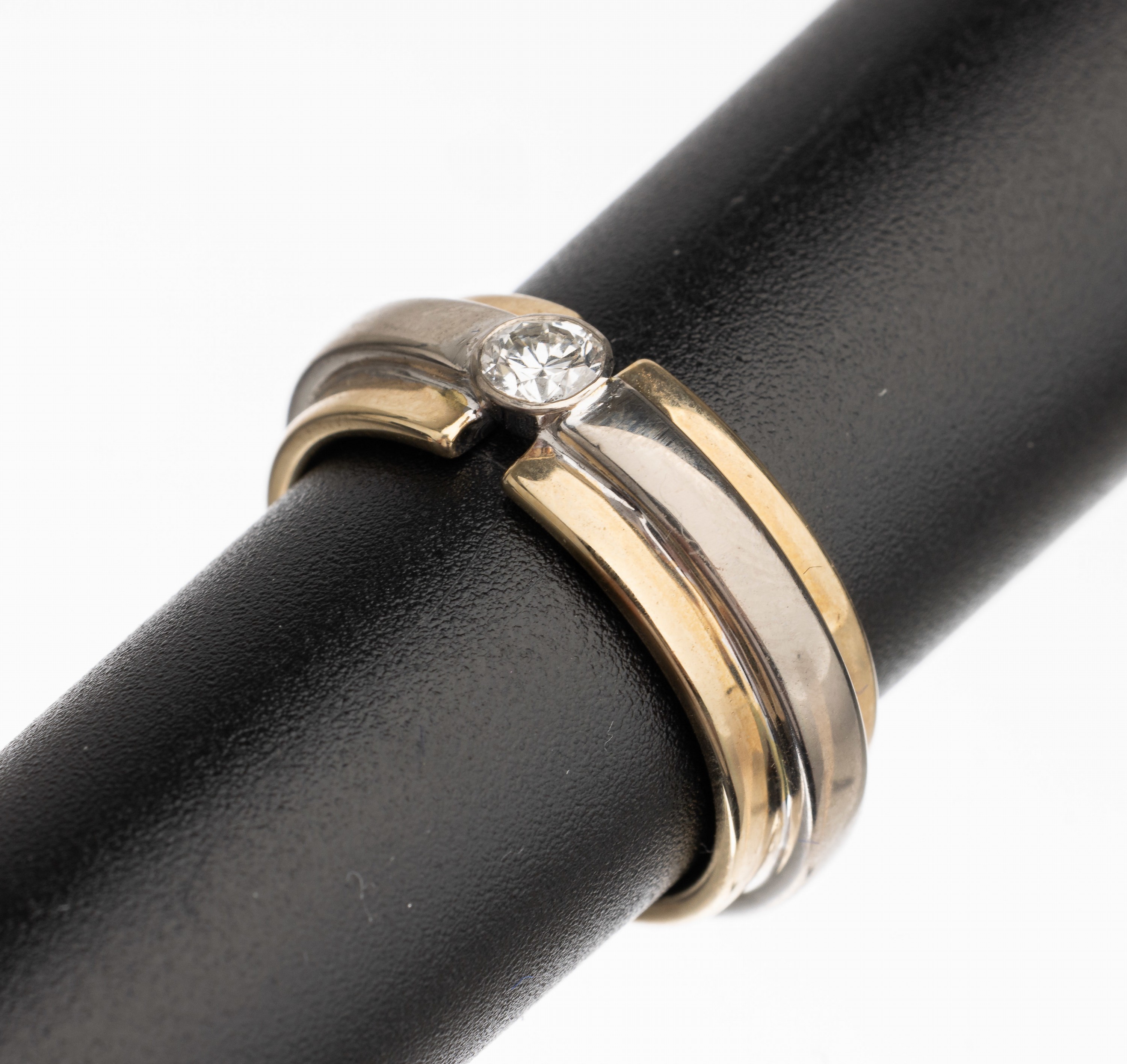14 kt Gold Brillant Ring, GG/WG 585/000, 1 Brillant ca. 0.24 ct feines Weiß/vs, total ca.10.1 g, RW 53