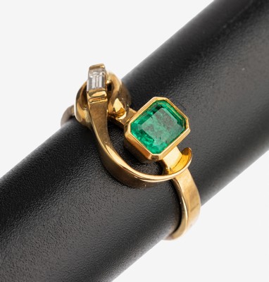 Image 26783261 - 18 kt gold emerald brilliant ring