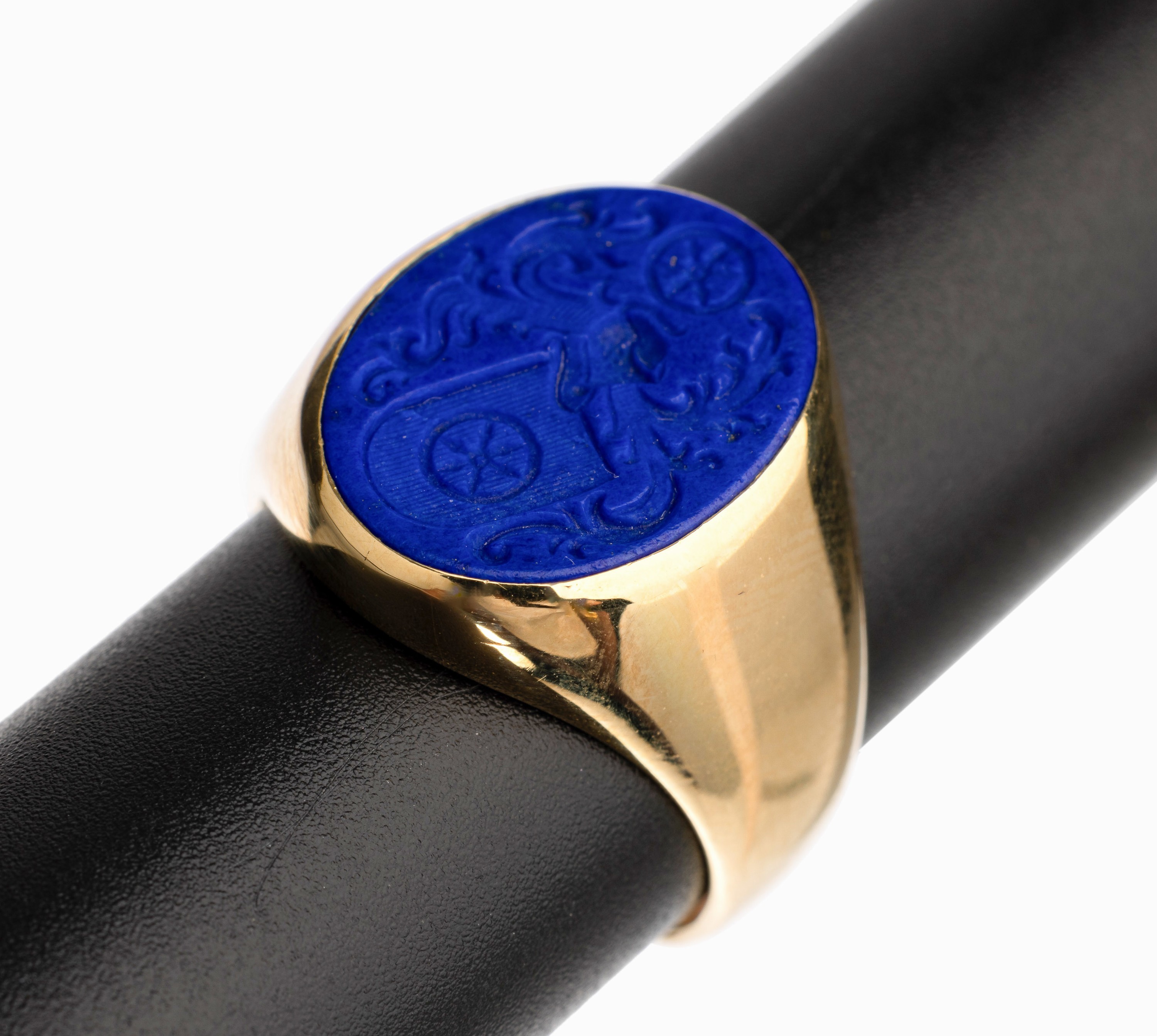 18 kt Gold Lapislazuli Siegelring, GG 750/000 ovale Lapislazuliplatte mit graviertem Wappen, RW 60, total ca. 18.9 g