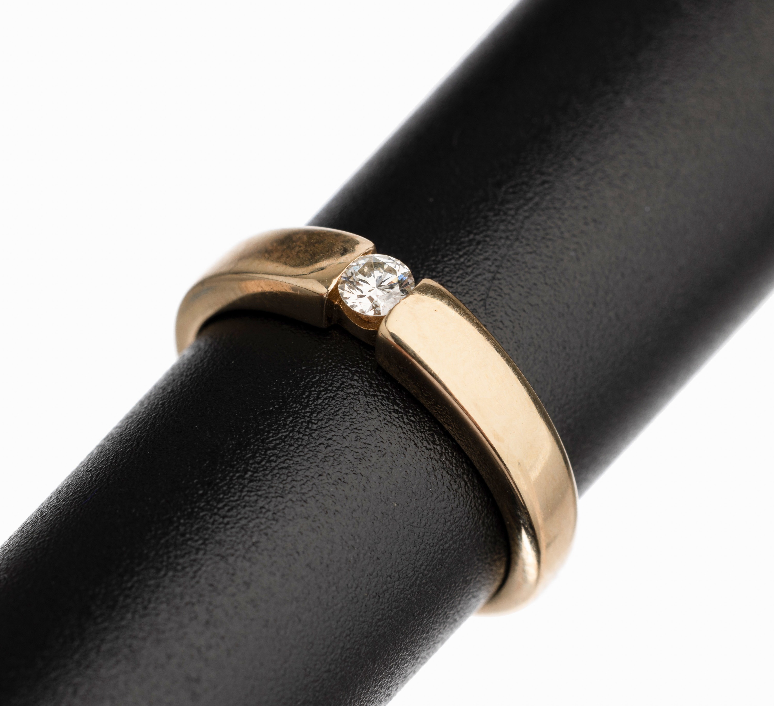 14 kt Gold Brillant Ring, GG 585/000, 1 Brillant ca. 0.10 ct feines Weiß/vs, RW 49, total ca. 3.5 g