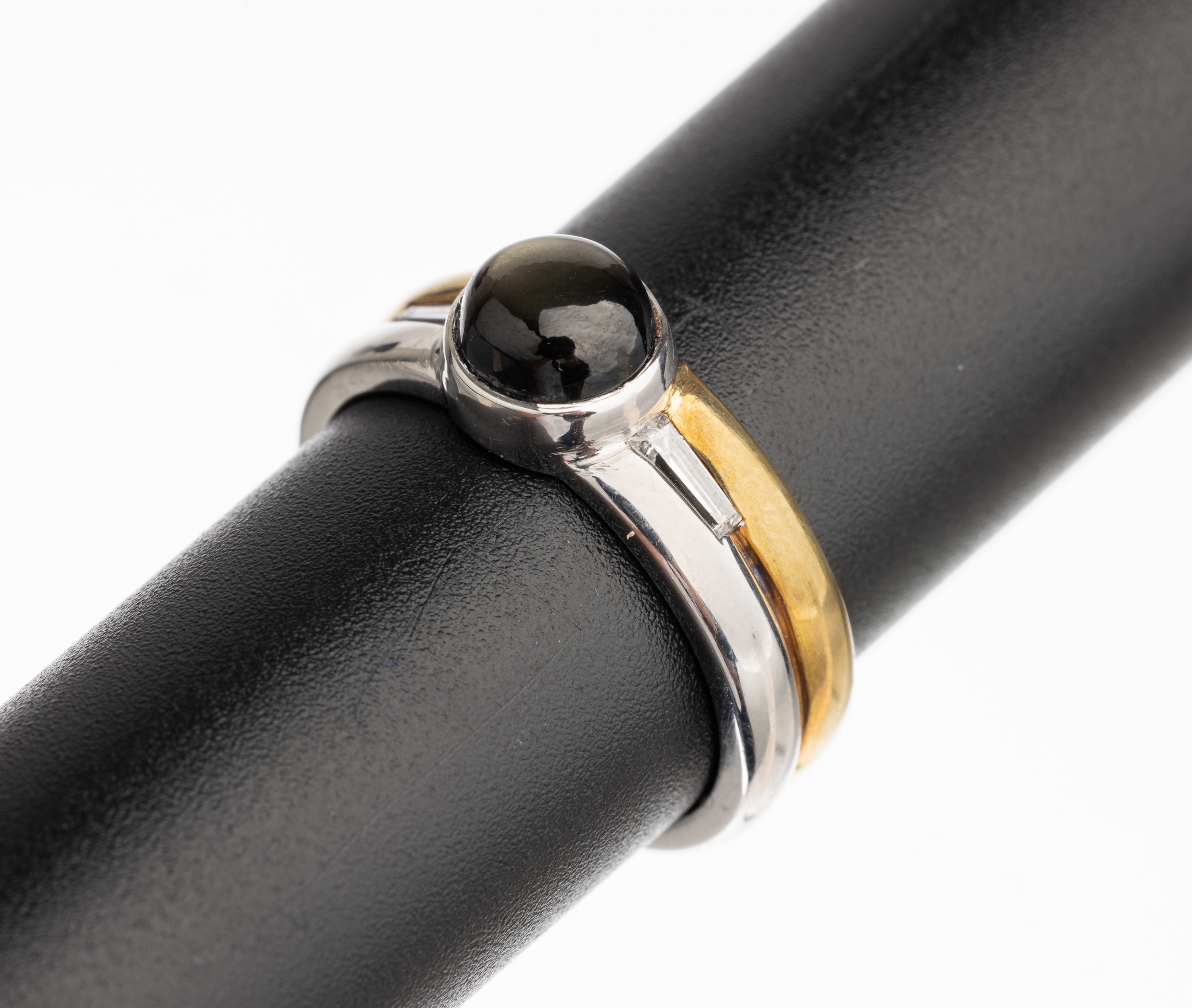 14 kt Gold Diamant Sternsaphir Ring, GG/WG 585/000, 1 rundes Sternsaphir-Cabochon ca. 1.0 ct, 2 Diam.-Trapeze zus. ca. 0.20 ct Weiß/si, RW 55, ...
