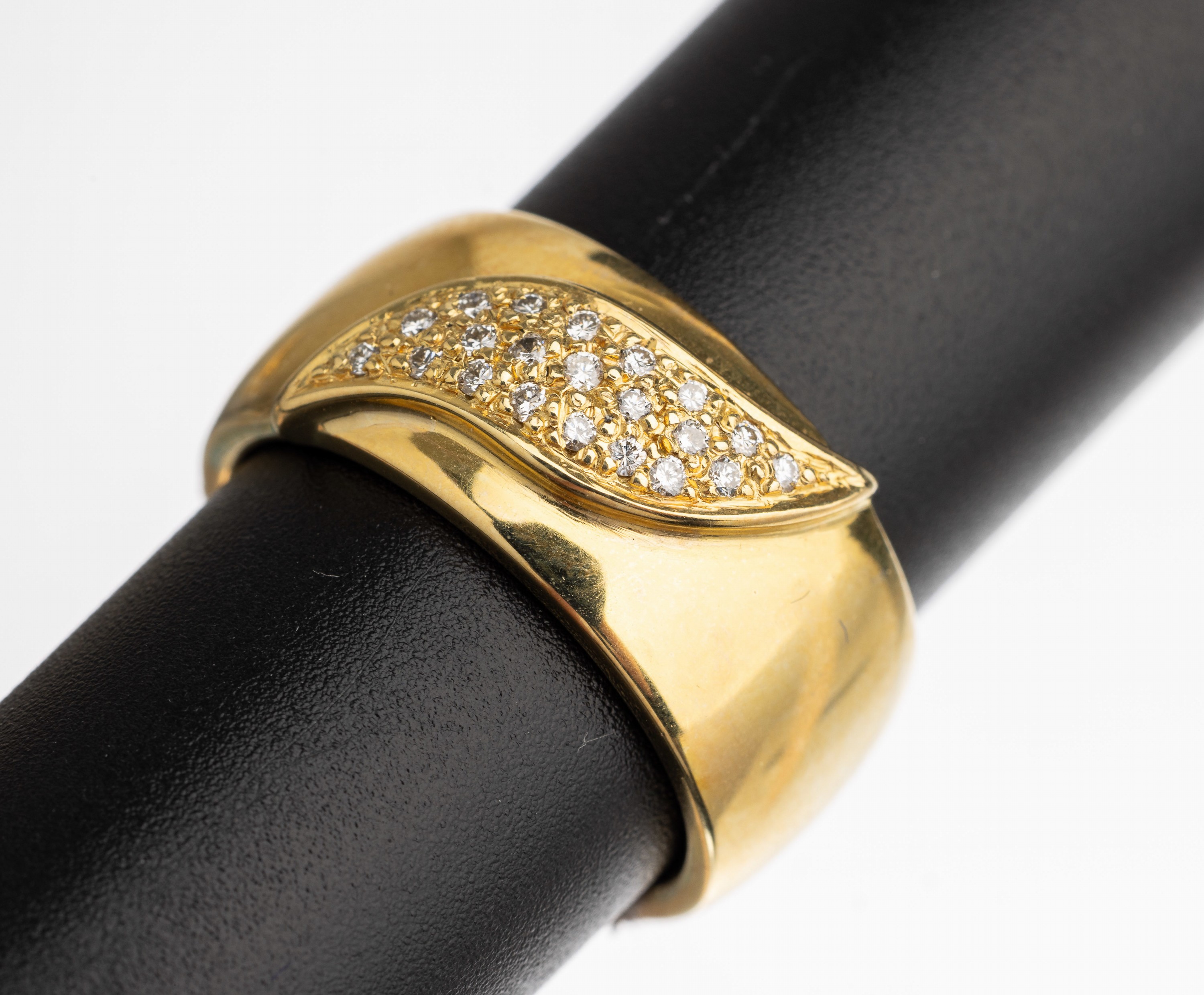 14 kt Gold Brillant Ring, GG 585/000, 21 Brillanten zus. ca. 0.18 ct feines Weiß/vs, RW 55/56, total ca. 10.5 g