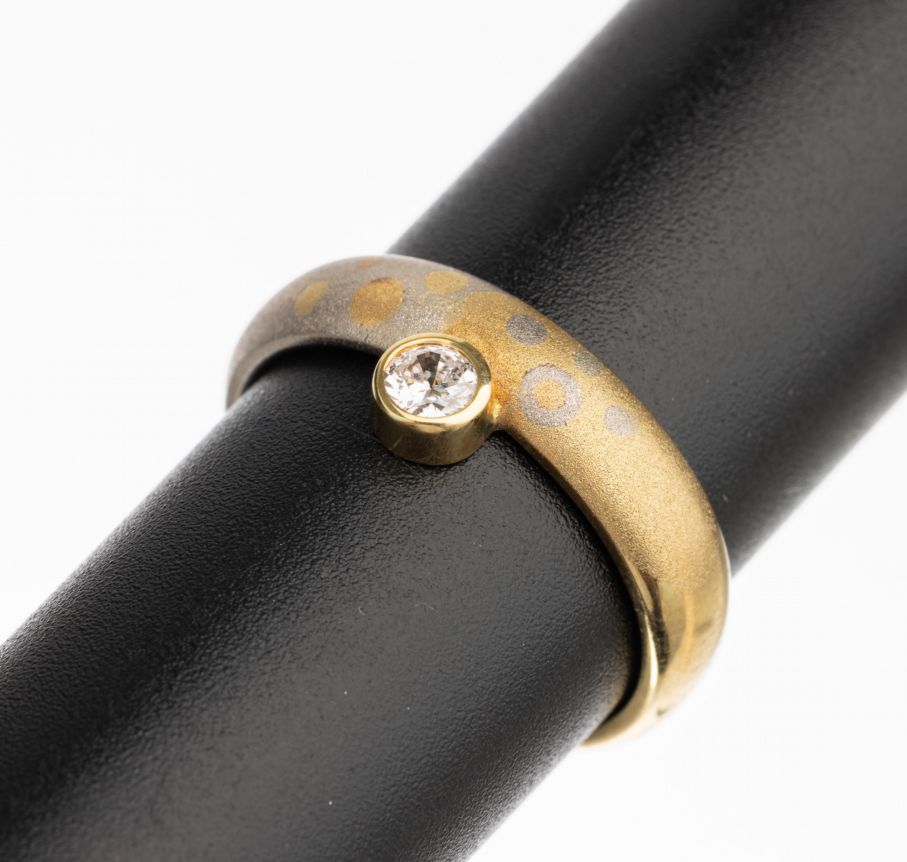 14 kt Gold Brillant Ring, GG/WG 585/000, teilmatt., 1 Brillant ca. 0.15 ct feines Weiß/vs, RW 59, total ca. 7.1 g
