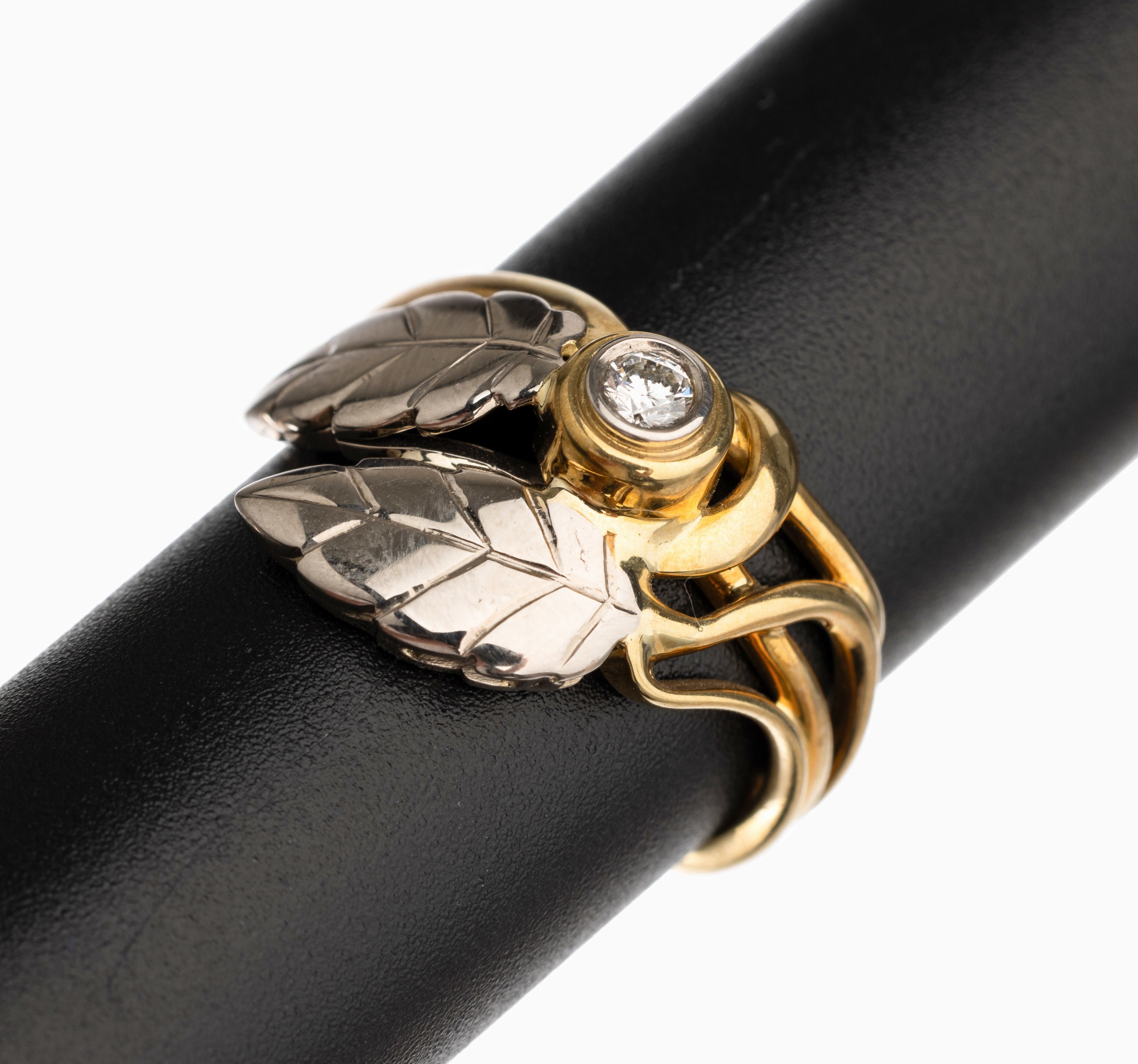 14 kt Gold Brillant Ring, GG/WG 585/000, Blattmotiv, 1 Brillant ca. 0.11 ct feines Weiß/vs, total ca. 7.2 g, RW 58
