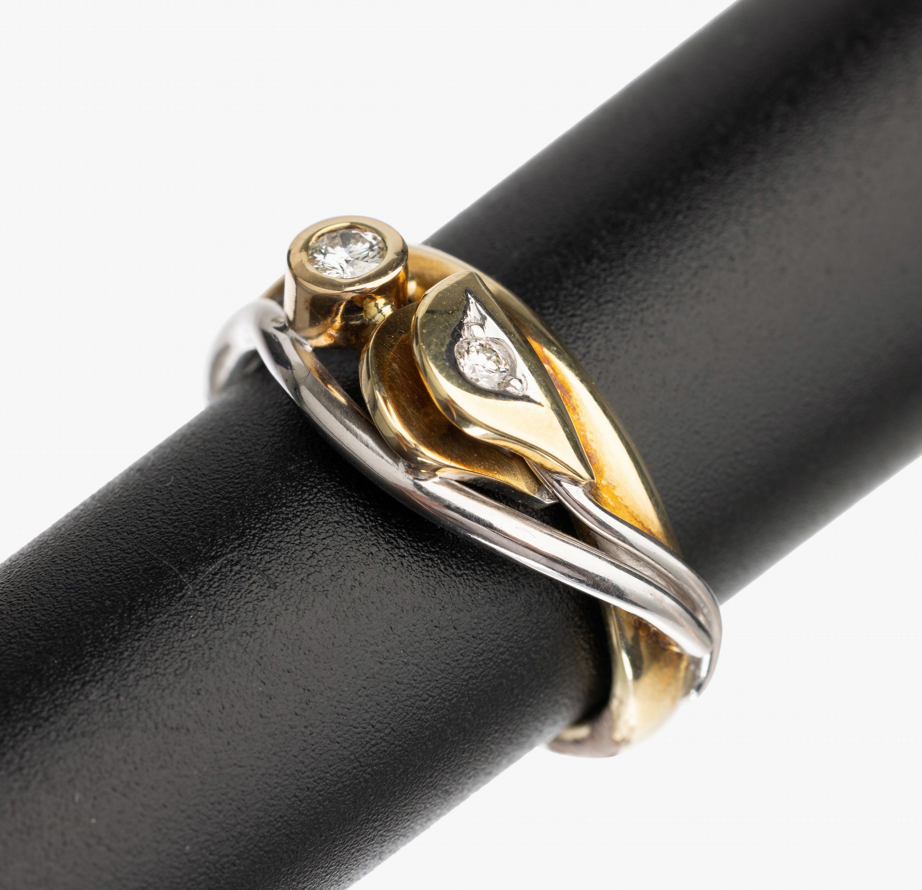 14 kt Gold Brillant Ring, GG/WG 585/000, 2 Brillanten zus. ca. 0.16 ct feines Weiß/vs, RW58, total ca. 9.5 g