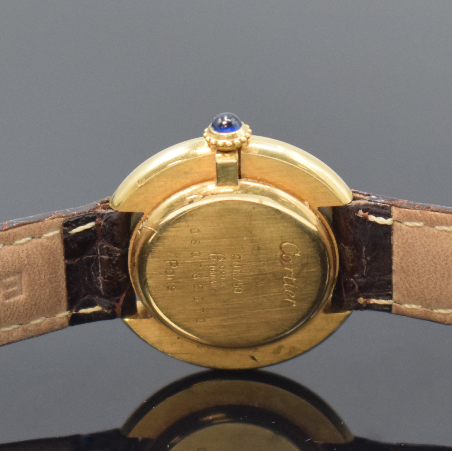 Detail d: CARTIER Paris Damenarmbanduhr in GG 750/000,Schweiz um 1990, Handaufzug, Boden aufgedr., neutr. Lederband m. orig. GG 750/000 Dornschl., ...