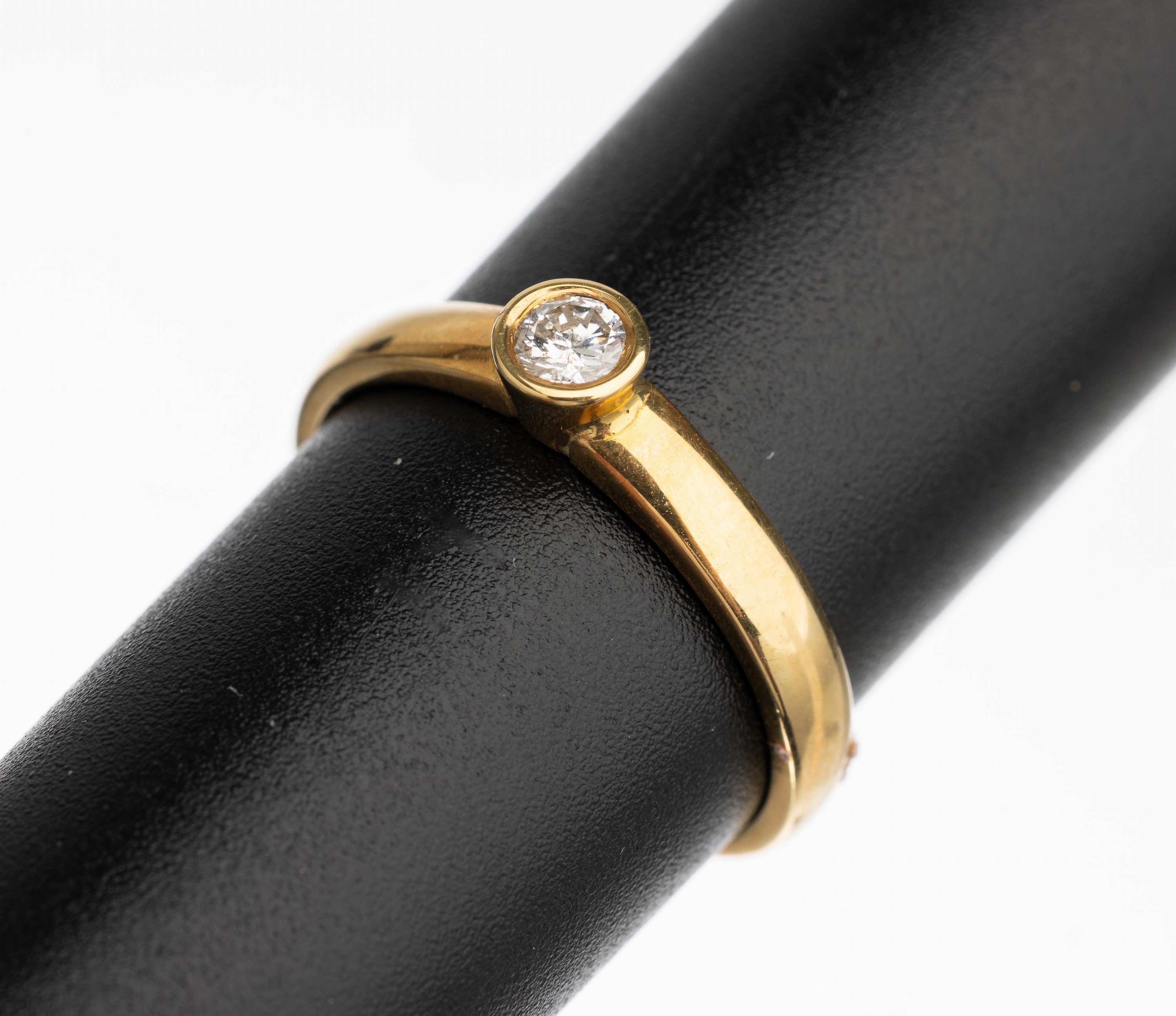 18 kt Gold Brillant Ring, GG 750/000, 1 Brillant ca. 0.16 ct feines Weiß/vs, RW 54, total ca. 3.6 g