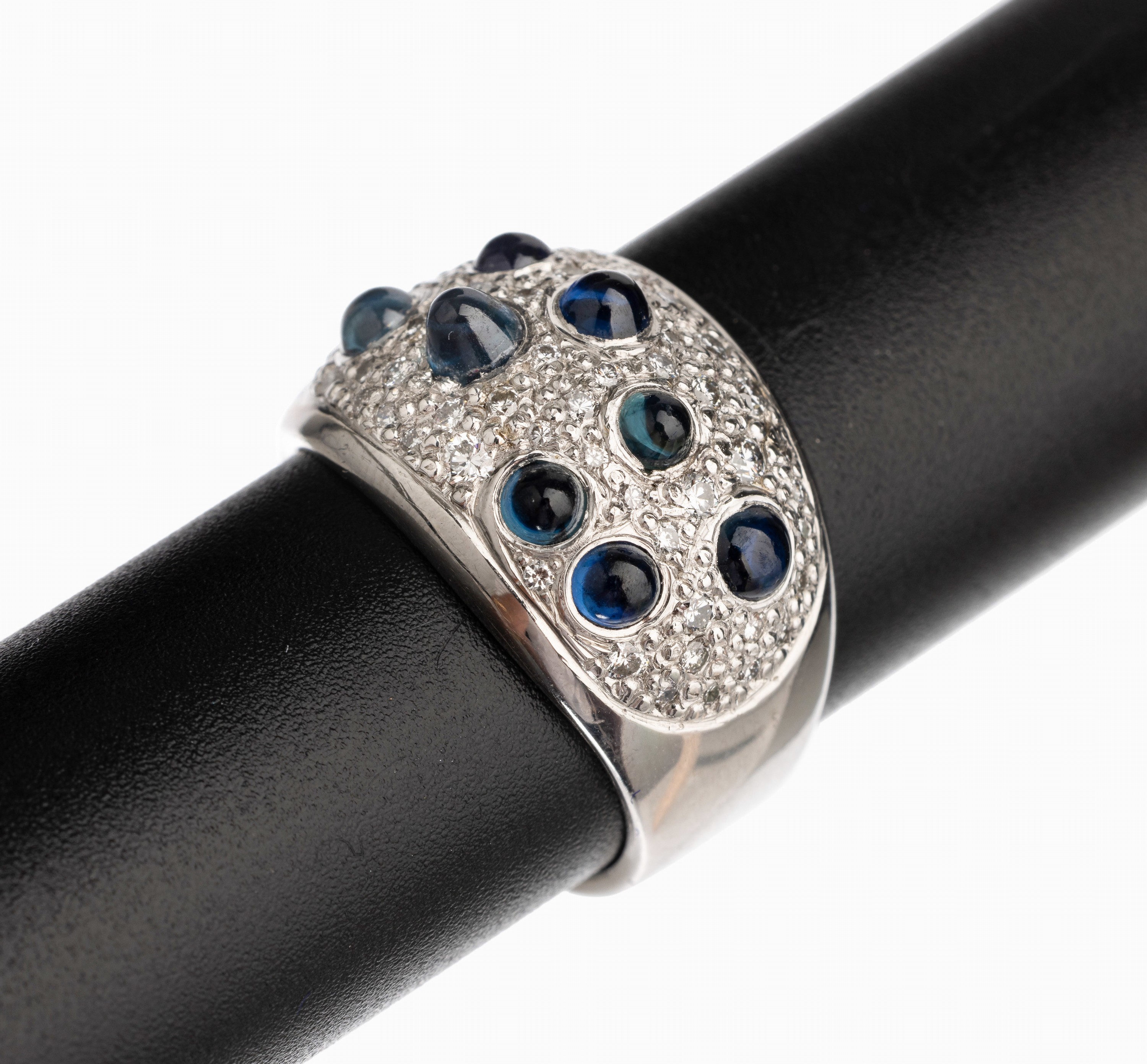 14 kt Gold Brillant Saphir Ring, WG 585/ 000, Brillanten zus. ca. 0.65 ct feines Weiß/ si3, 8 runde Saphircabochons, ca. 10.8 g, RW 56