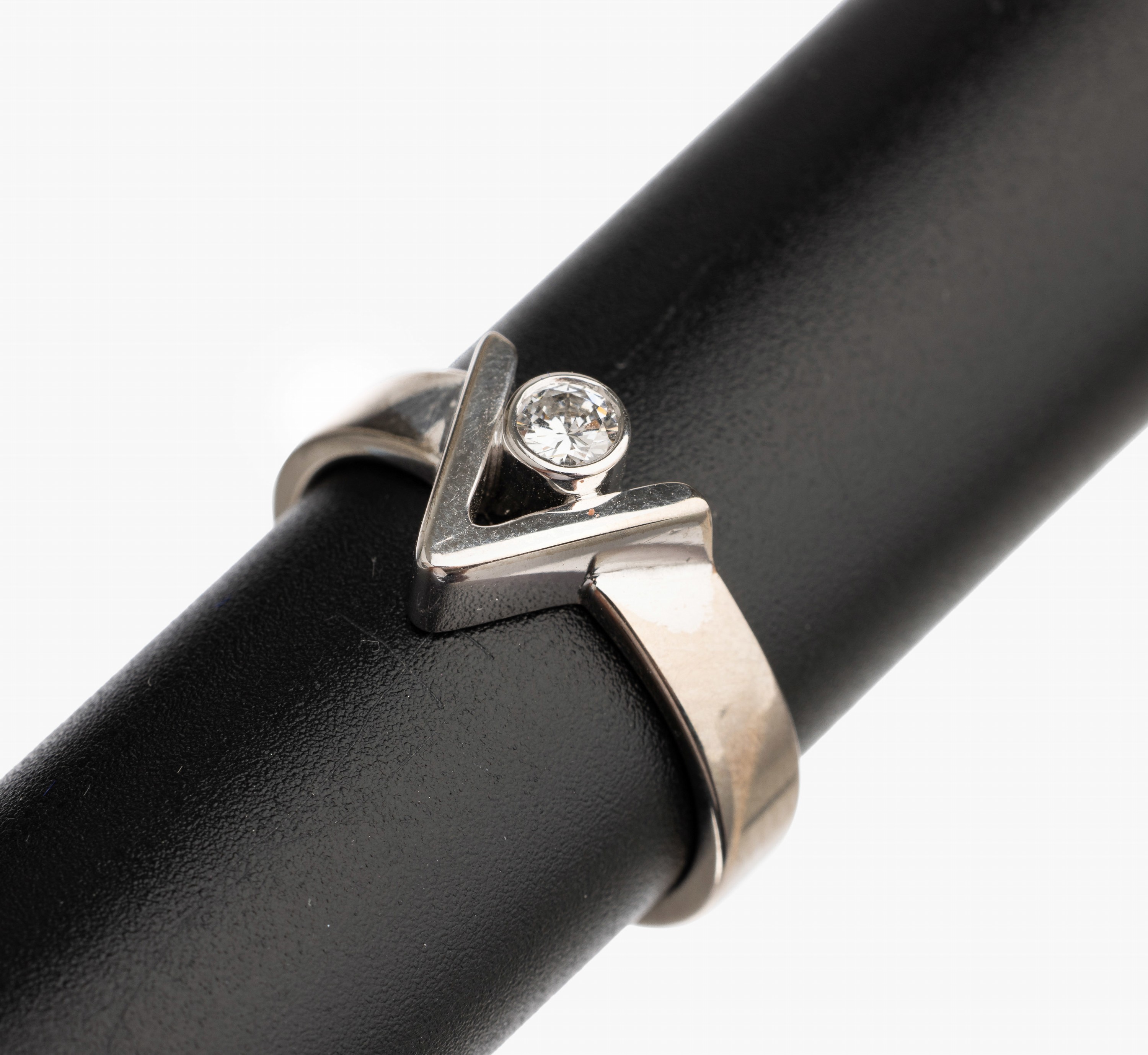 14 kt Gold Brillant Ring, WG 585/000, V-förmiger Ringkopf mit einem Brillant ca. 0.17 ct feines Weiß/si, ca. 7.4 g