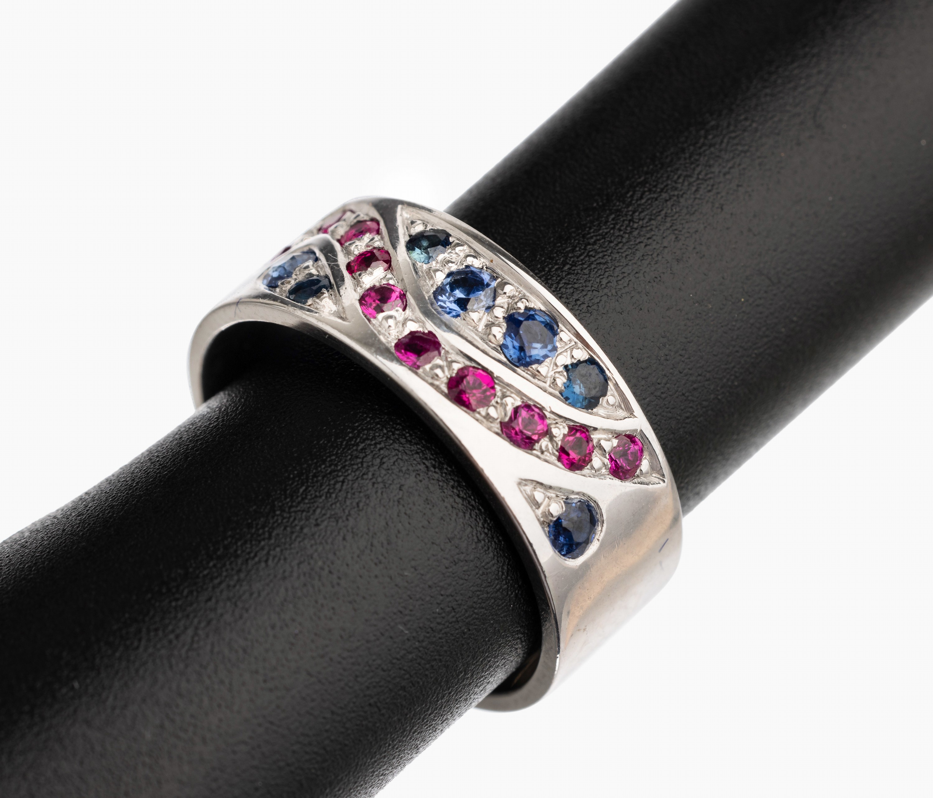 14 kt Gold Saphir-Rubin Ring, WG 585/000, bes. mit facett. Rubinen zus. ca. 0.35 ct und facett. Saphiren zus. ca. 0.45 ct, ca. 7.6 g, RW 57
