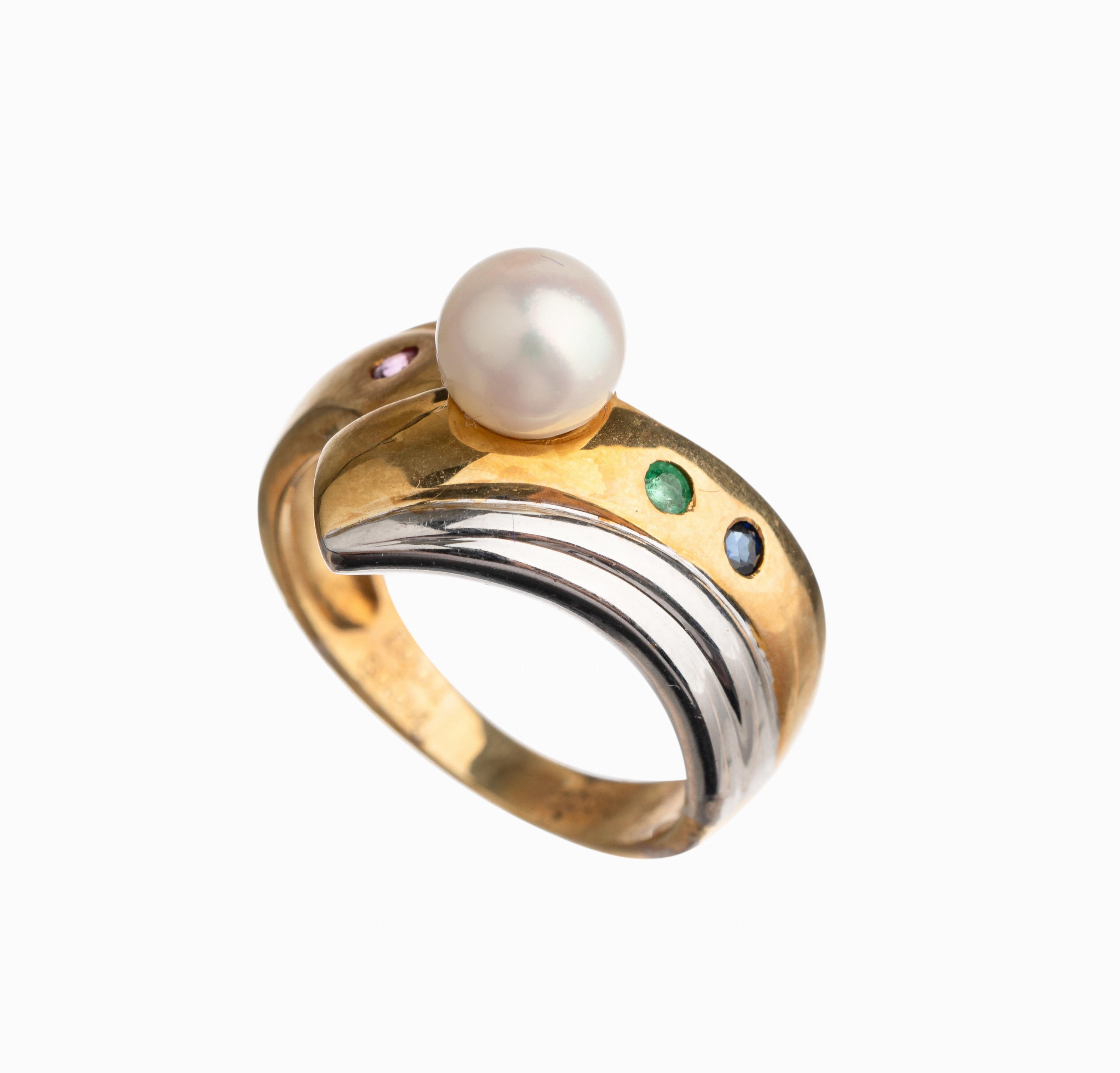 14 kt Gold Rubin-Smaragd-Saphir-Perl Ring, GG/WG 585/000, mittige rosef. Akoyazuchtperle,D. ca. 6.3 mm, je ein rundfacett. Saphir, Rubin und Smaragd ...