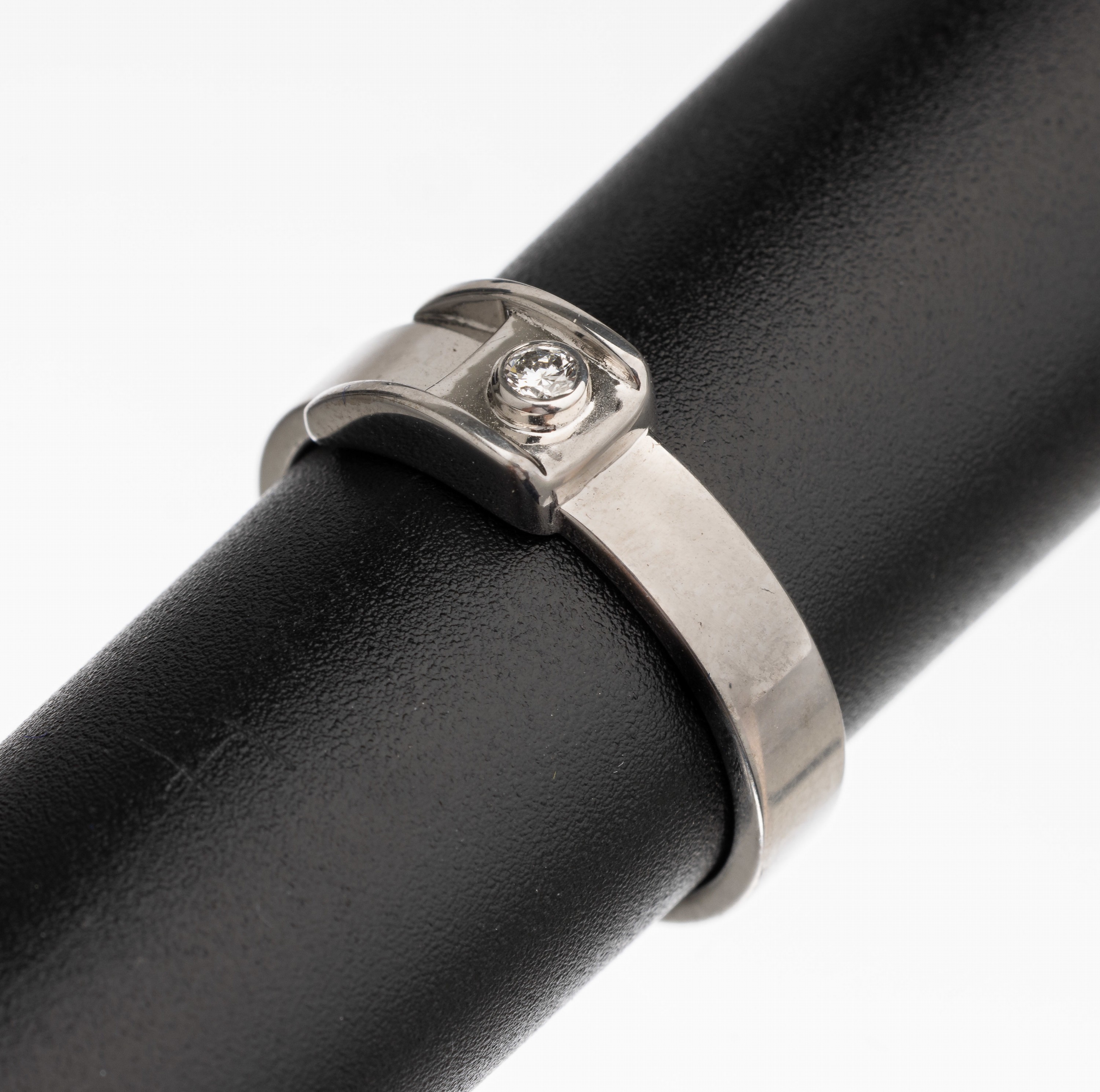 14 kt Gold Brillant Ring "Gürtel", WG 585/ 000, Brillant ca. 0.07 ct feines Weiß/vs, RW 58, ca. 6.2 g