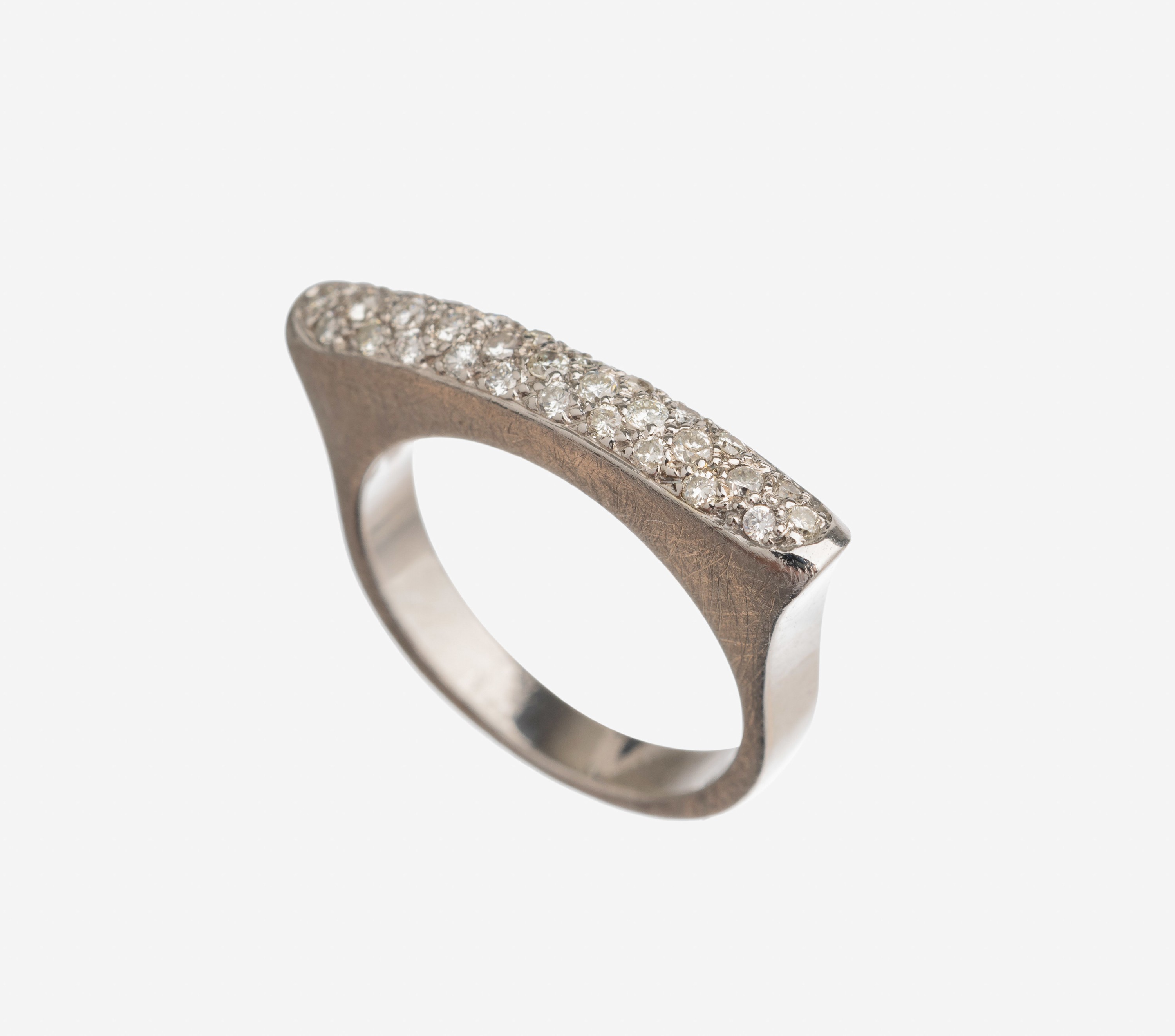 18 kt Gold Brillant Ring, WG 750/000, sat., Brillanten zus. ca. 0.30 ct feines Weiß/vs, ca. 8.4 g, RW 55