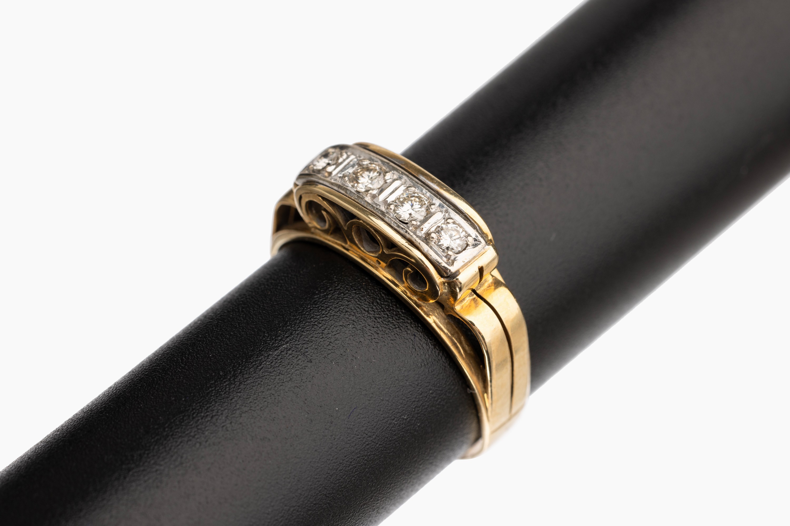 14 kt Gold Brillant Ring, 1950er Jahre, GG/WG 585/000, in WG gefasste 4 Brillanten zus. ca. 0.35 ct Weiß/si, mit Unterkaderung, ca. 4.8 g, RW 63