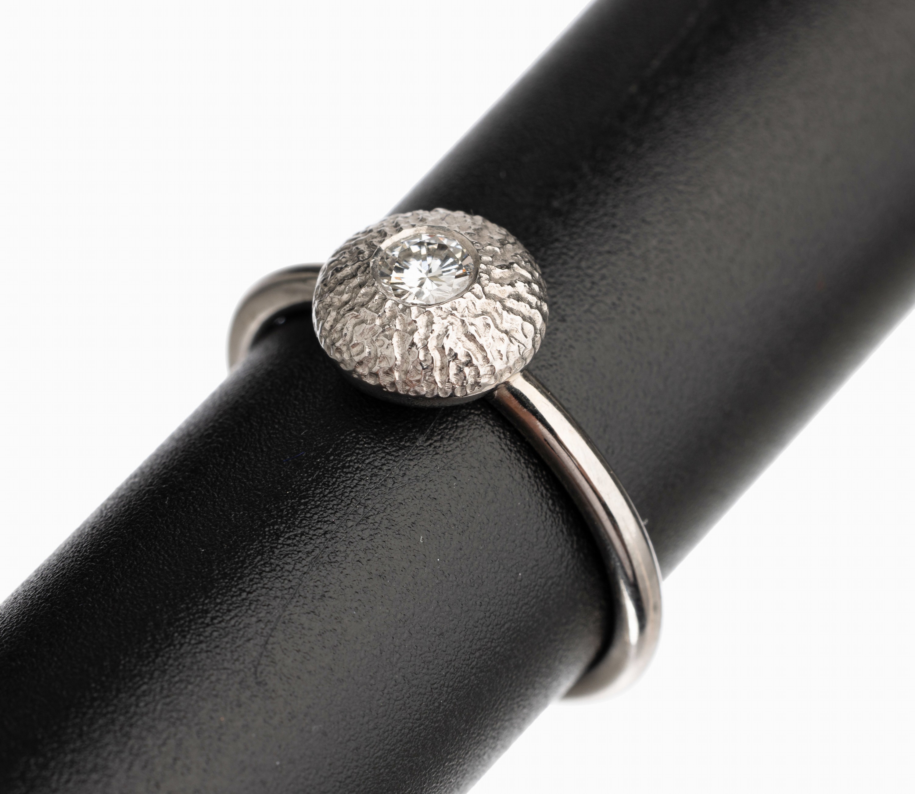 14 kt Gold Brillant Ring, WG 585/000, runder Ringkopf strukt., Brillant ca. 0.20 ct feines Weiß/vs, ca. 4.7 g, RW 58