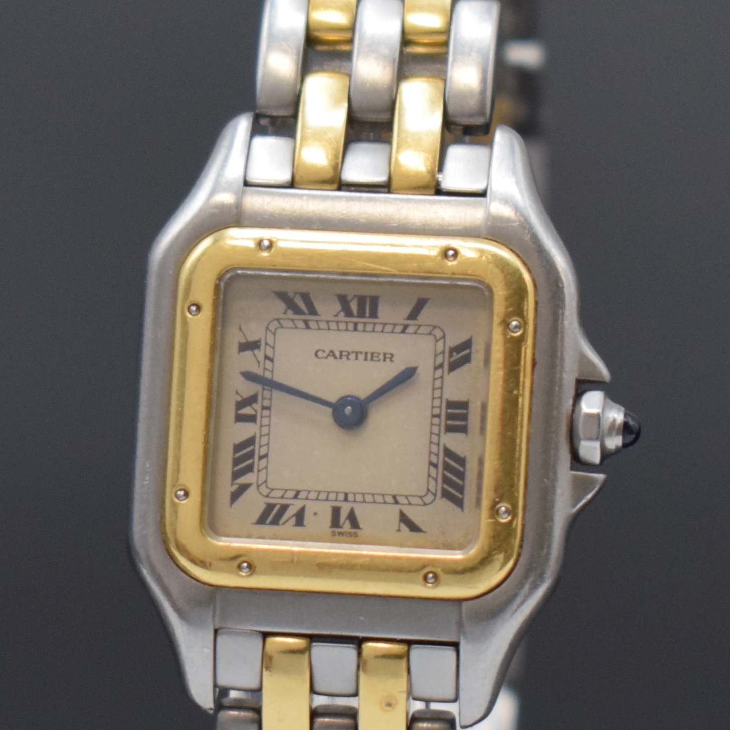 Detail a: CARTIER Panthere Damenarmbanduhr in Stahl/ Gold Referenz 1120, Schweiz um 1990, quarz, Boden 8-fach verschr., Schmuckkrone, orig. Gliederband m. ...