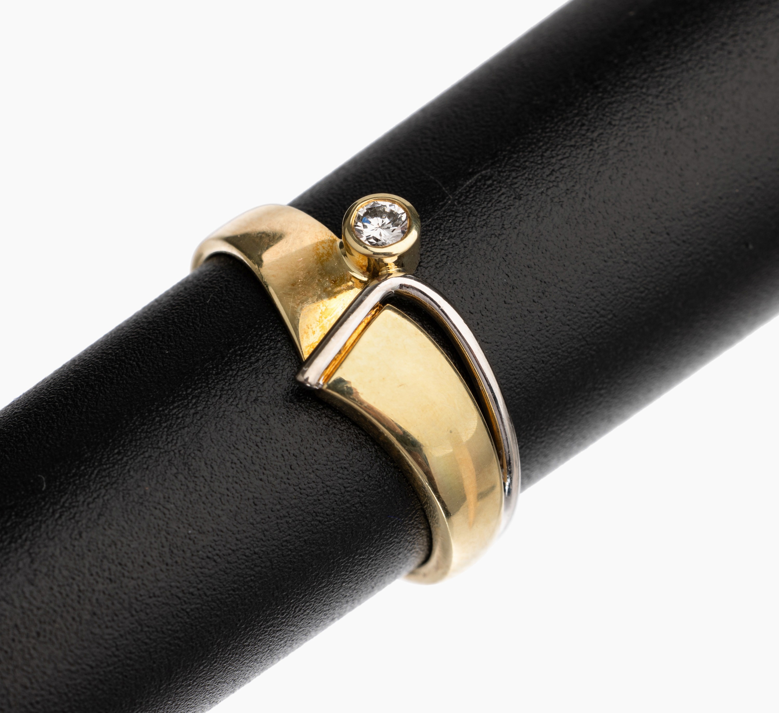 14 kt Gold Brillant Ring, GG/WG 585/000, asymm. Ringkopf mit einem Brillant ca. 0.08 ctfeines Weiß/vs, RW 54, ca. 3.9 g