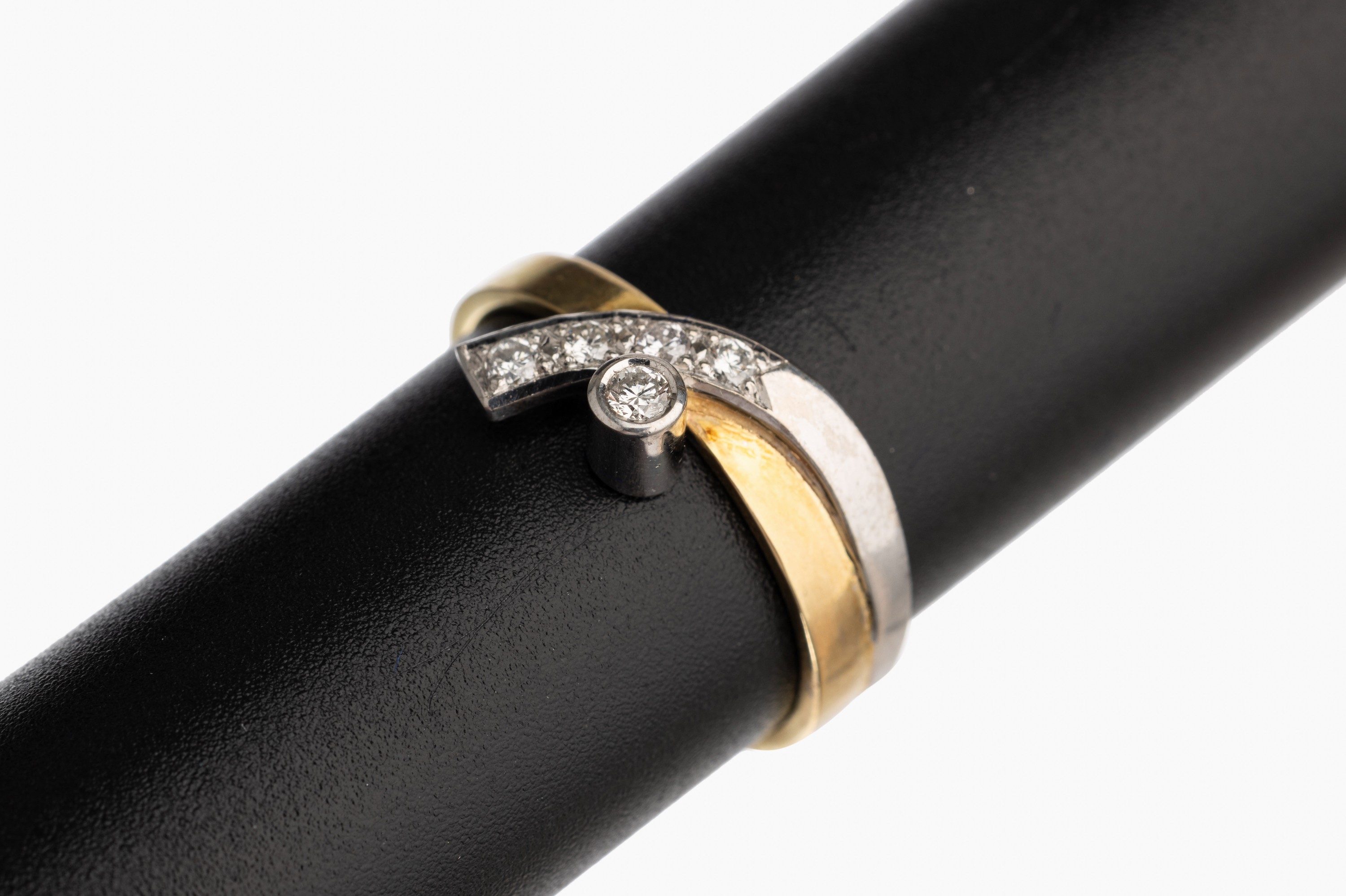 14 kt Gold Brillant Ring, GG/WG 585/000, gekreuzte Ringschiene, in WG gefasste Brillanten zus. ca. 0.15 ct feines Weiß/vs, ca. 3.2 g, RW 55