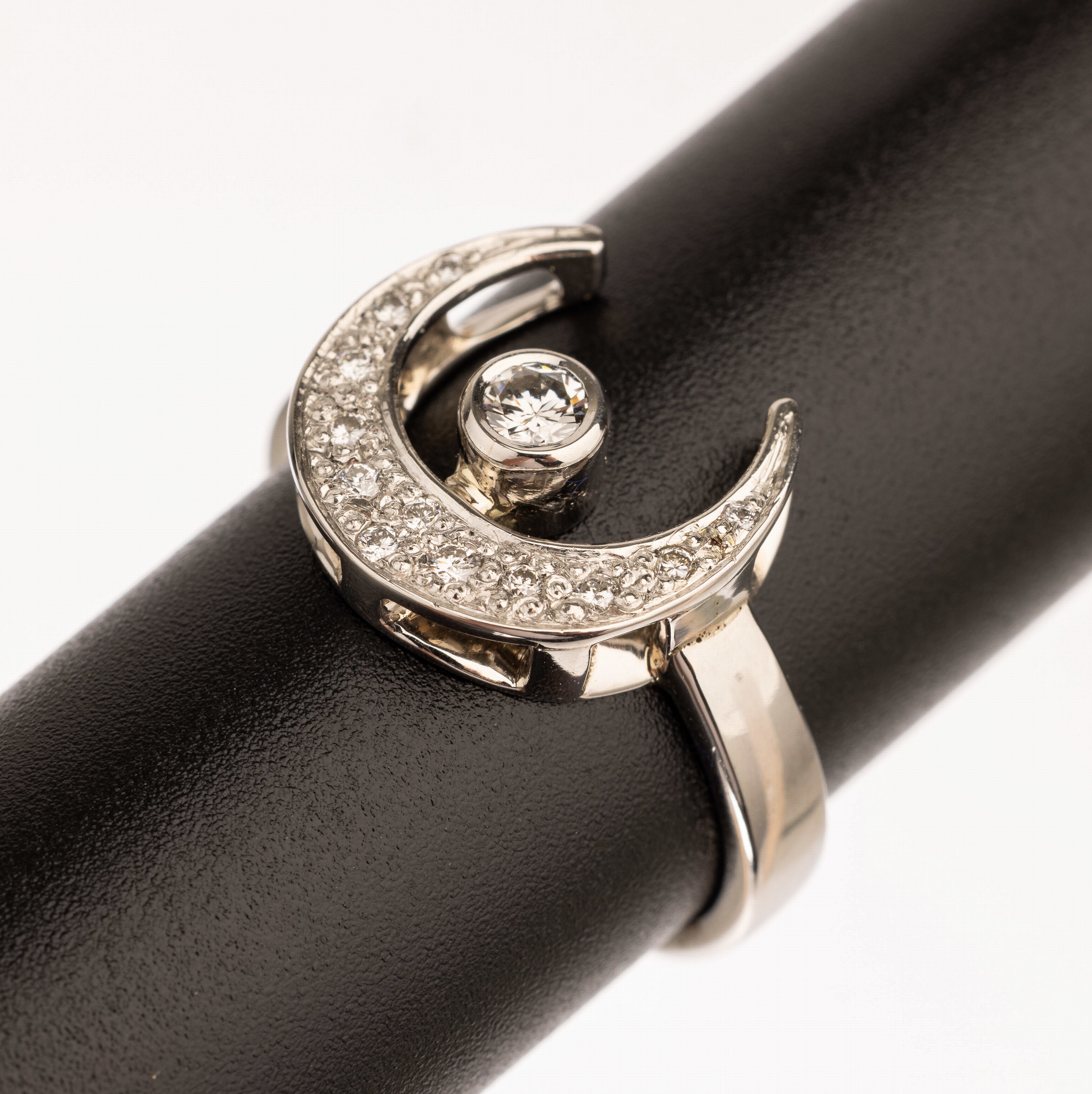 14 kt Gold Brillant Ring, GG/WG 585/000, mittig in WG, bes. mit 2 Brillanten zus. ca. 0.10 ct feines Weiß/vs, ca. 6.4 g, RW 58