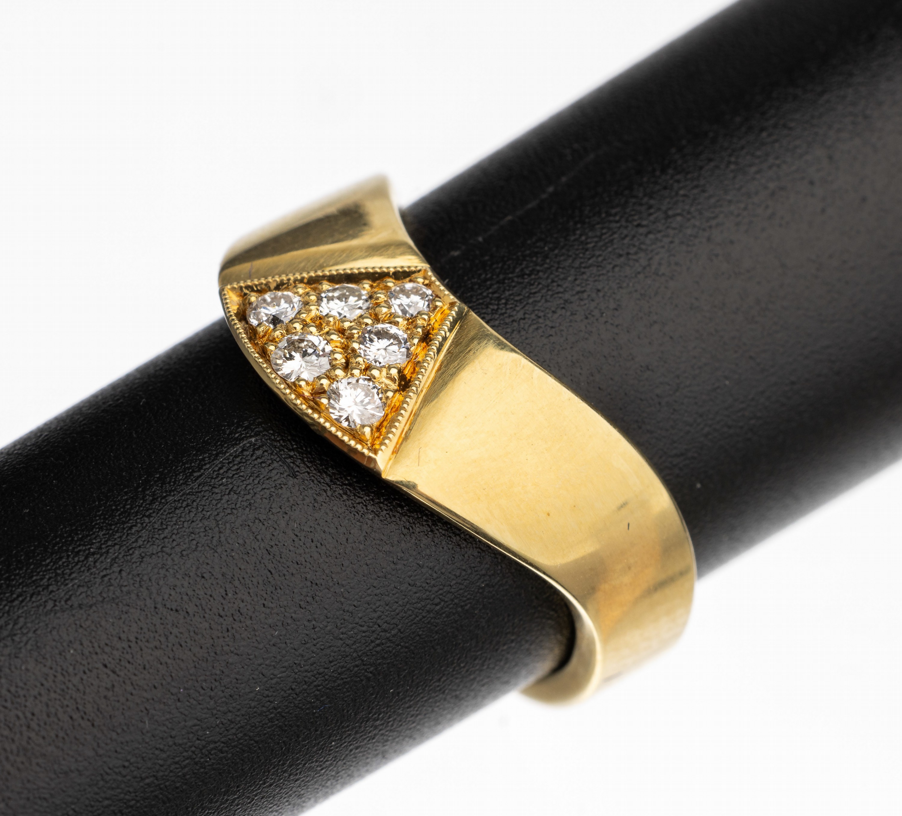 14 kt Gold Brillant Ring, GG 585/000, mittig triangelformig mit 6 Brillanten zus. ca. 0.25 ct feines Weiß/vs, Millegriffverz., ca. 8.4 g, RW 57