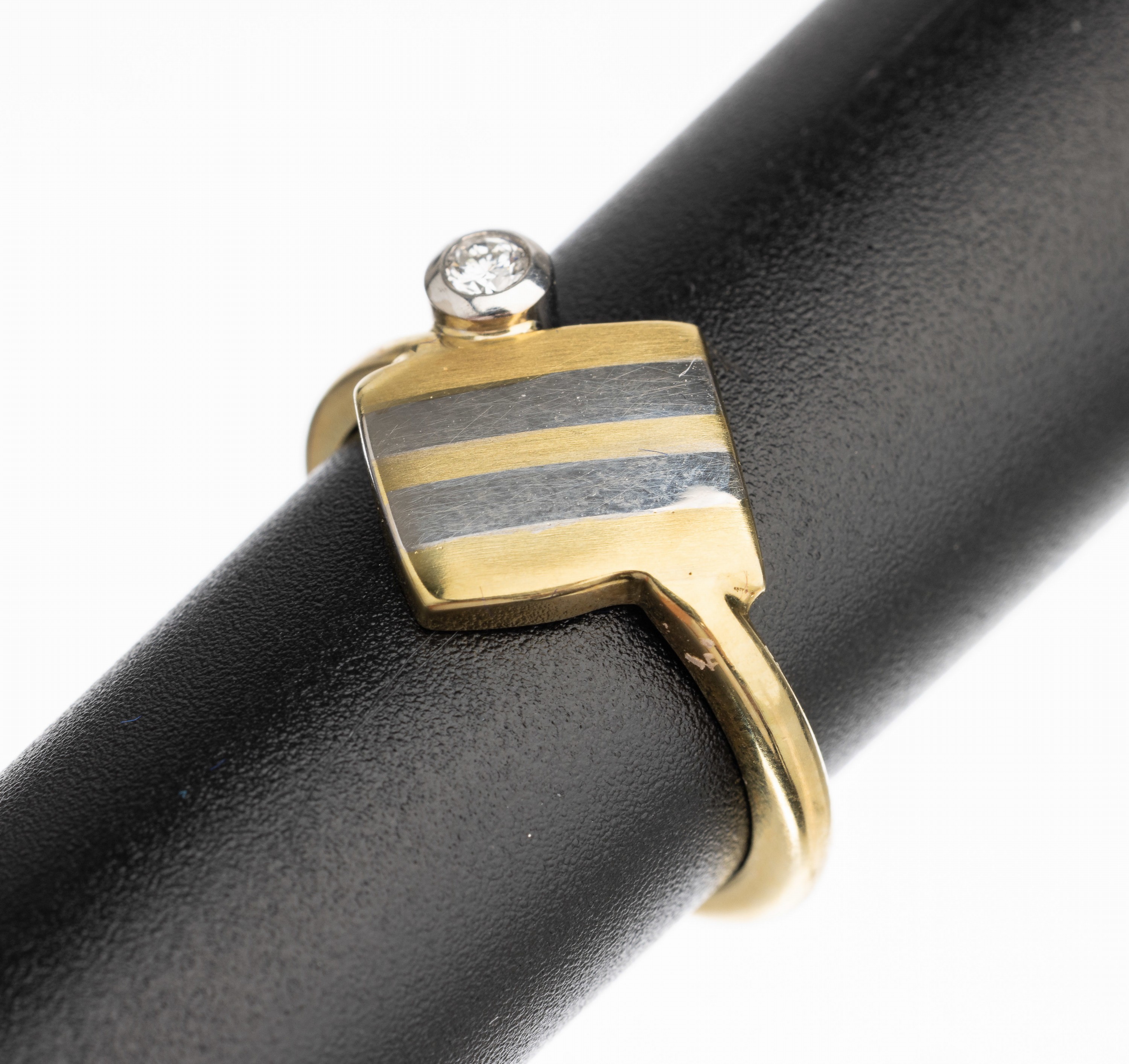 14 kt Gold Brillant Ring, GG/WG 585/000, rechteckige Platte mit WG Einlagen, seitl. mitin WG gefasster Brillant ca. 0.07 ct feines Weiß/vs, ca. 4.9 ...