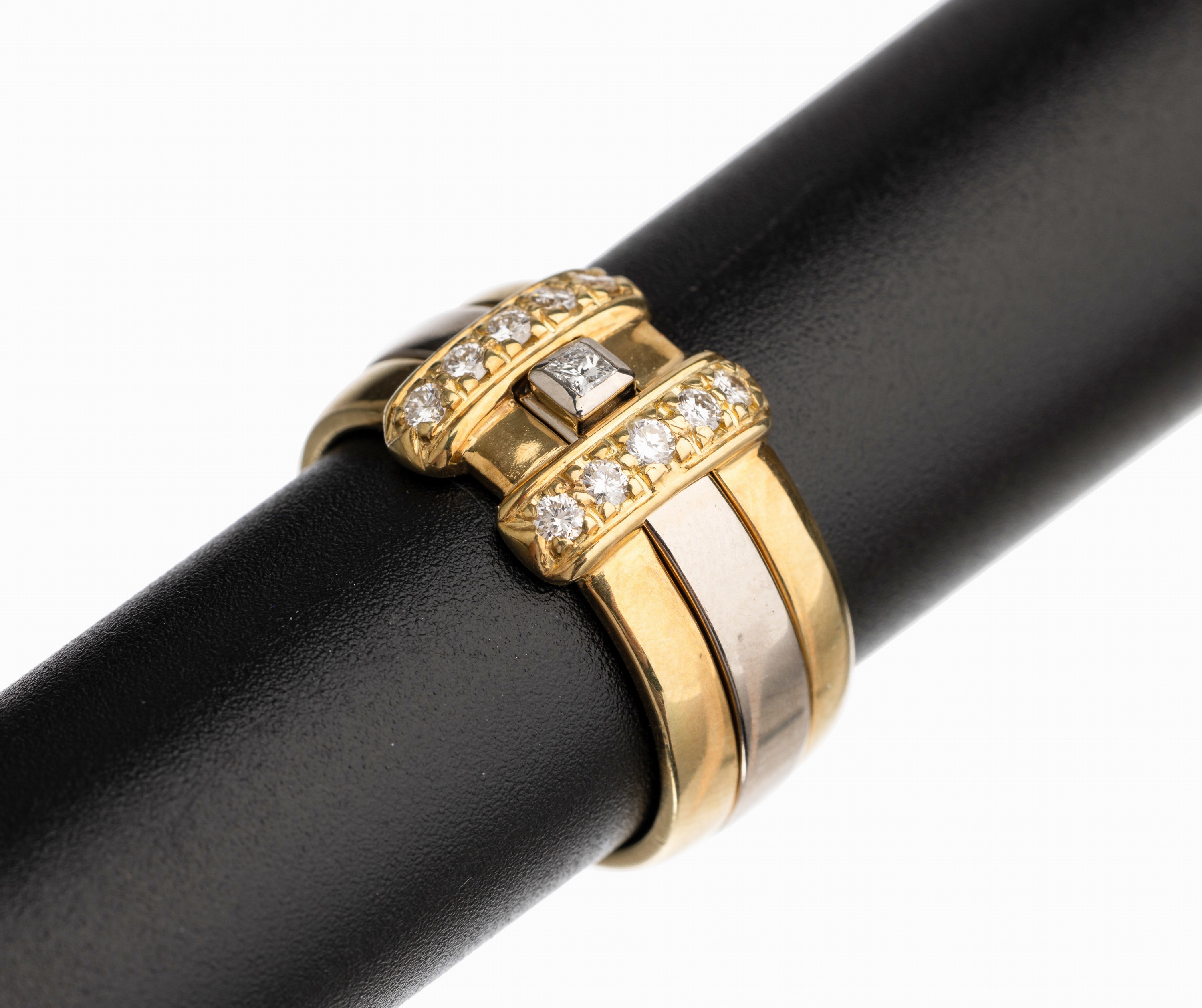14 kt Gold Brillant Ring, GG/WG 585/000, 3 rhg. Schiene, mittig mit 11 Brillanten zus. ca. 0.27 ct feines Weiß/vs und einem Diamant im Princess Cut ...