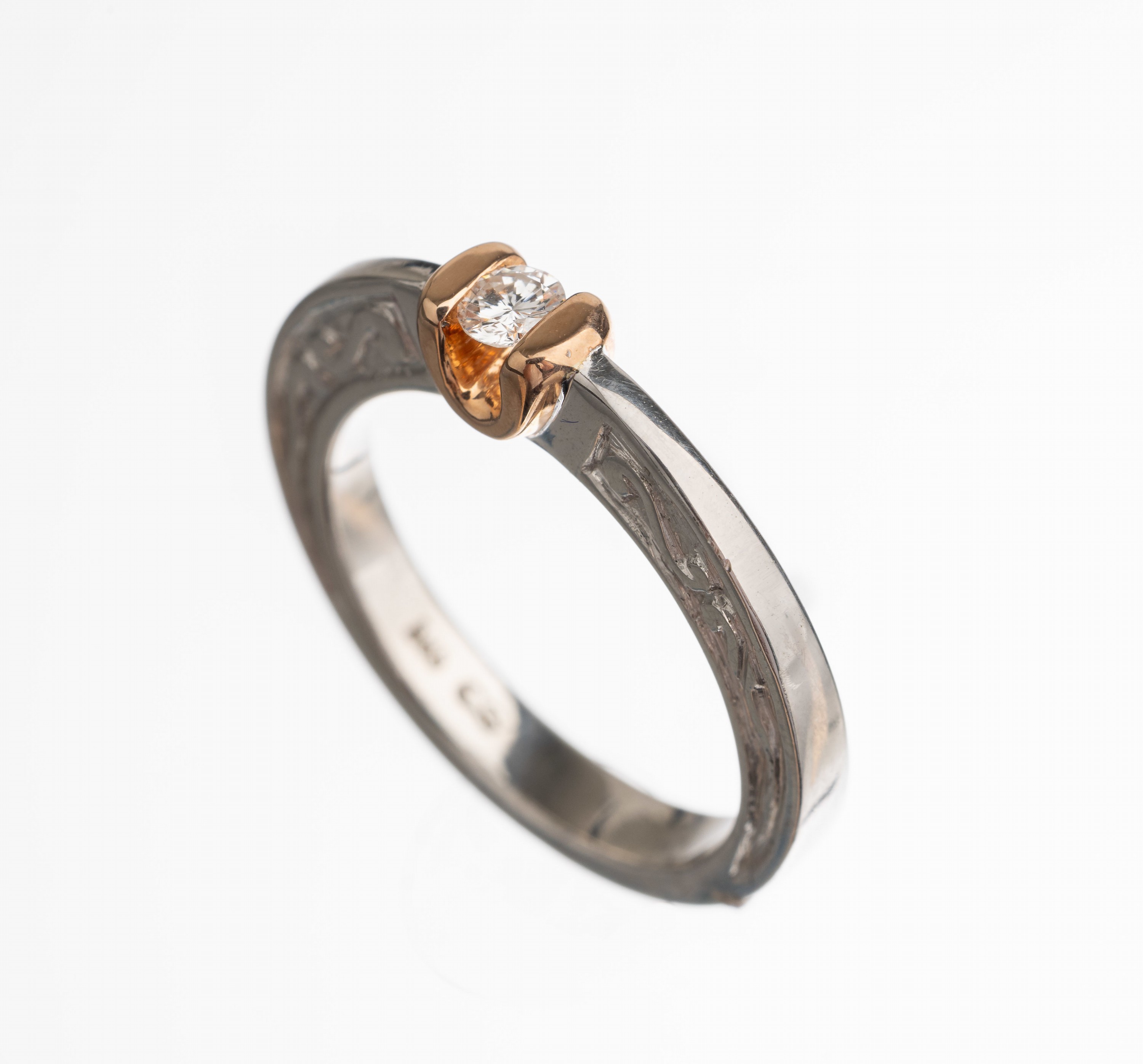 14 kt Gold Brillant Ring, WG/RG 585/000, in RG gefasster Brillant ca. 0.15 ct feines Weiß/vs, z.T. grav. und matt., ca. 7.3 g, RW 56